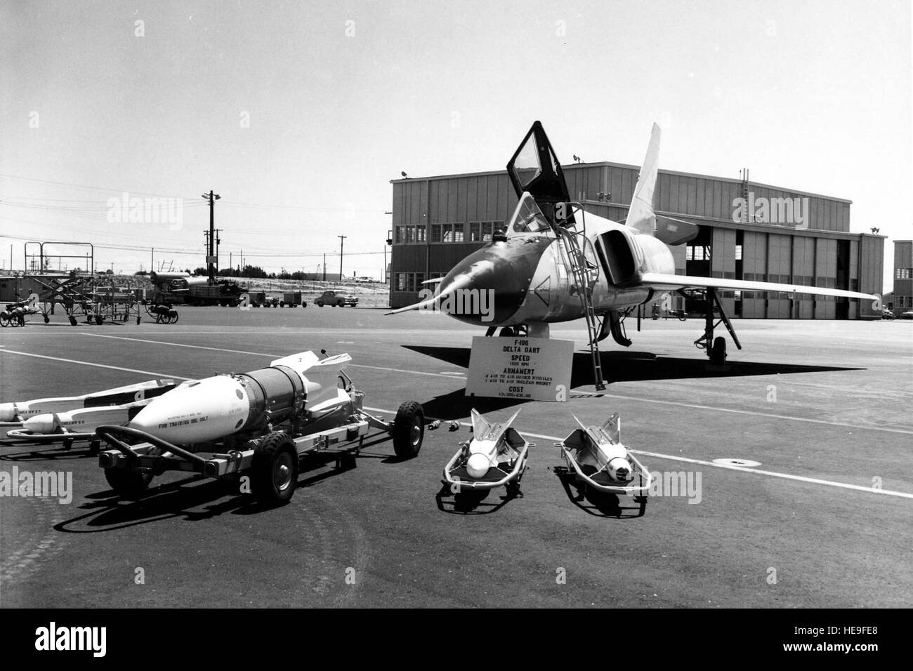 Convair F-106A mit Rakete Layout, darunter vier Ziel-4 Falken und eine AIR-2 Genie. (Foto der US Air Force) Stockfoto