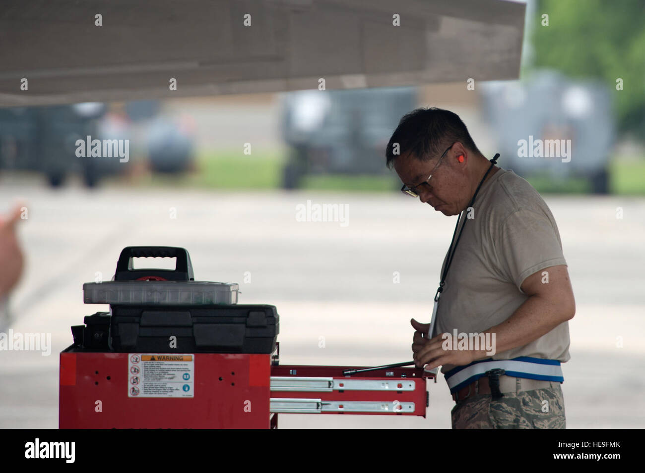 US Air Force Tech Sgt. Jay Nishimura, eine f-22 Raptor Avionik Mechaniker aus 154. Flügel, gemeinsame Basis Pearl Harbor-Hickam, Hawaii, schaut durch ein Tool-Box während der Durchführung von Wartungsarbeiten an einer f-22 während Taufan-14 am Royal Malaysian Air Force h. Butterworth, Malaysia, 12. Juni 2014 fertig zu werden. Cope Taufan ist eine alle zwei Jahre große Kraft Beschäftigung Übung statt Juni 9 bis 20, die die f-22 des ersten Einsatz nach Südostasien markiert.  Techn. Sgt Jason Robertson Stockfoto