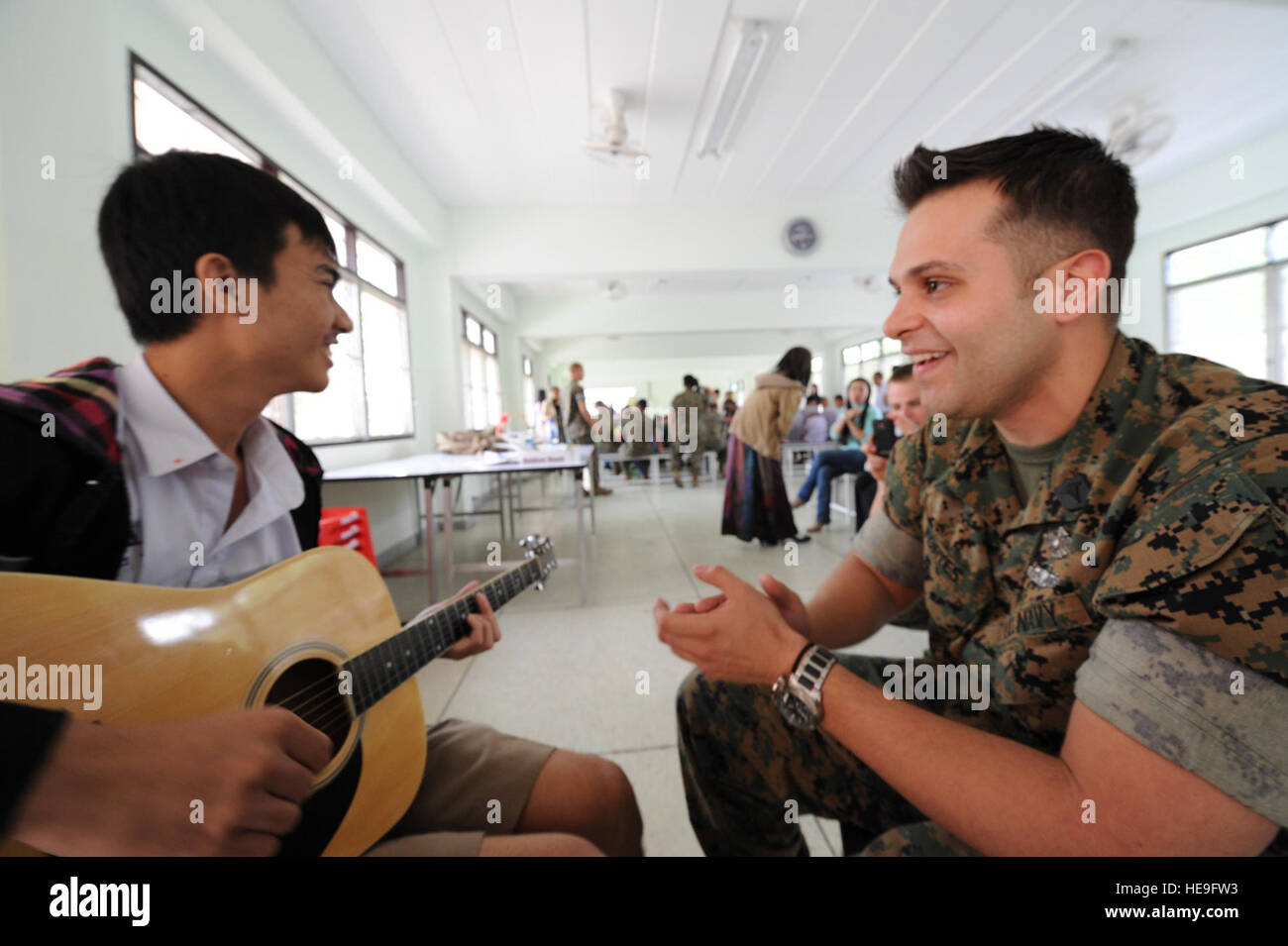 Petty Officer 2. Klasse Gabriel Fortes, Hospital Corpsman, New-Jersey gebürtig, klatscht in die Hände in Melodie und Aufregung wie er und 18-Year-Old Nieundorn Komloqw schaffen einen Song namens "All I need Is Love," im Rahmen der beiden Verklebung über gegenseitig ihre Liebe zur Musik bei einem Besuch in der Schule für blinde-Bildung-Service-Center am 18. März in Korat , Thailand, während zu bewältigen Tiger 2011, ein jährliches, multilaterale, gemeinsamen Bereich Ausbildung ausüben zurzeit durchgeführt in Korat und Udon Thani Royal Thai Luftbasen März 14 bis 25. US-Matrosen und Marinesoldaten der Marine Allwetter-Kämpfer Angriff Stockfoto