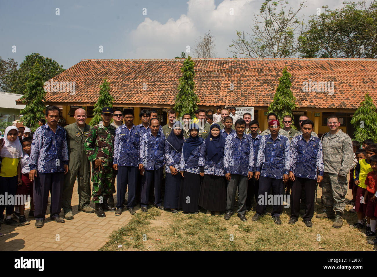 US Air Force Piloten von Yokota Air Base, Japan, gemeinsam mit Mitgliedern der indonesischen Luftwaffe und benötigte Schulmaterial an einer örtlichen Schule 28. Juni 2012, in der Nähe von Gorda, Indonesien geliefert. Die kombinierte Ausbildung angeboten durch Übung, dass West 2012 zu bewältigen hilft vorbereiten, den USA und indonesische Luftstreitkräfte, arbeiten zusammen, humanitäre Hilfe und Katastrophenschutz und im Gegenzug fördern eine friedliche Pazifikregion.  Staff Sergeant Jonathan Snyder) Stockfoto