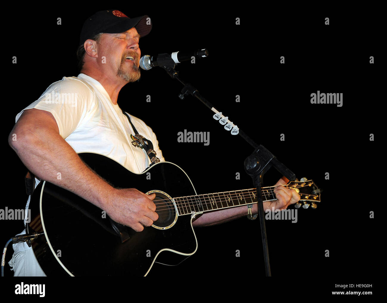 Country-Musikkünstler führt Trace Adkins Zivilisten und militärische Angehörige während seiner USO Tour zur Joint Base Balad, Irak, 2. November. "USO Touren unterwegs und besuchen unsere Nation Truppen Ehrfurcht gebietenden und sogar zeitweise überwältigend", sagt Adkins. "Ob ich einen Post Händeschütteln herumgelaufen bin und Autogramme oder Durchführung für Truppen, ich bin immer bewusst, ich in Anwesenheit von Helden bin und den Mut und die Entschlossenheit, die die Männer und Frauen zeigen ist ernüchternd. Es ist eine Ehre zu erhalten, das zu tun, und springe ich immer auf die Chance, tun Sie es über Jahre hinweg, "nach Stockfoto