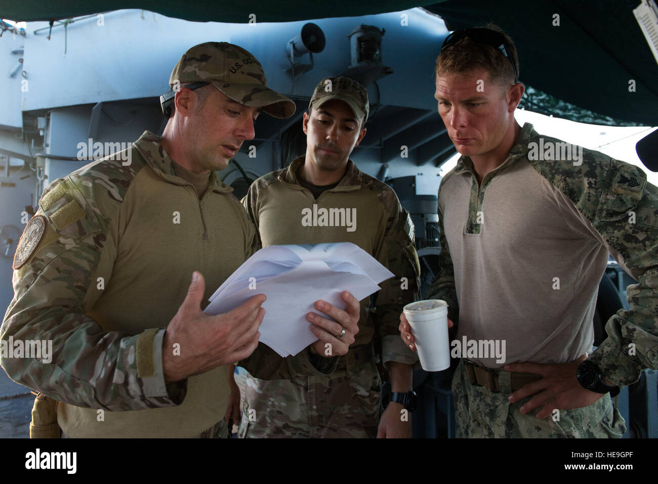 Übung-Führer überprüfen Übungspläne an Bord die Djiboutian Ziel Marinebehälter während Übung Cutlass Express 2015 in Dschibuti, 28. Januar 2015. Gesponsert von US Africa Command, Übung Cutlass Express 2015 zur Verbesserung regionaler Zusammenarbeit, maritimen Bereich Bewusstsein und Informationsaustausch Praktiken um Fähigkeiten der ostafrikanischen und indischen Ozean Nationen Zähler seegestützte illegale Aktivität zu erhöhen.  Staff Sgt Carlin Leslie Stockfoto