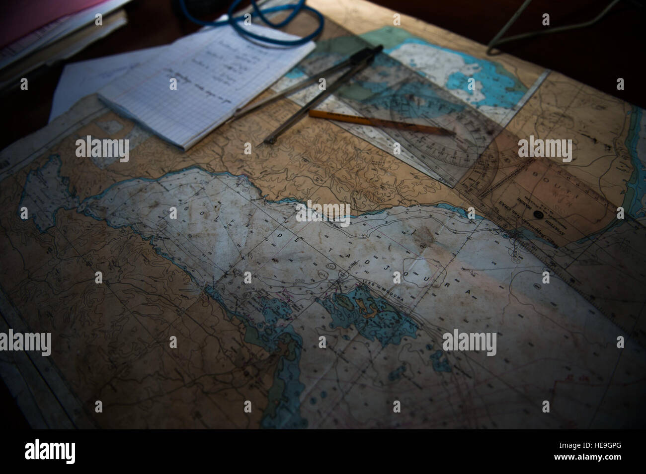 Der Chart Karten für den Golf von Tadjoura zeigt dem Übungsgelände Operationen werden während der Übung Cutlass Express 2015 in Dschibuti, 31. Januar 2015 angezeigt. Gesponsert von US Africa Command, Übung Cutlass Express 2015 zur Verbesserung regionaler Zusammenarbeit, maritimen Bereich Bewusstsein und Informationsaustausch Praktiken um Fähigkeiten der ostafrikanischen und indischen Ozean Nationen Zähler seegestützte illegale Aktivität zu erhöhen.  Staff Sgt. Carlin Leslie) Stockfoto