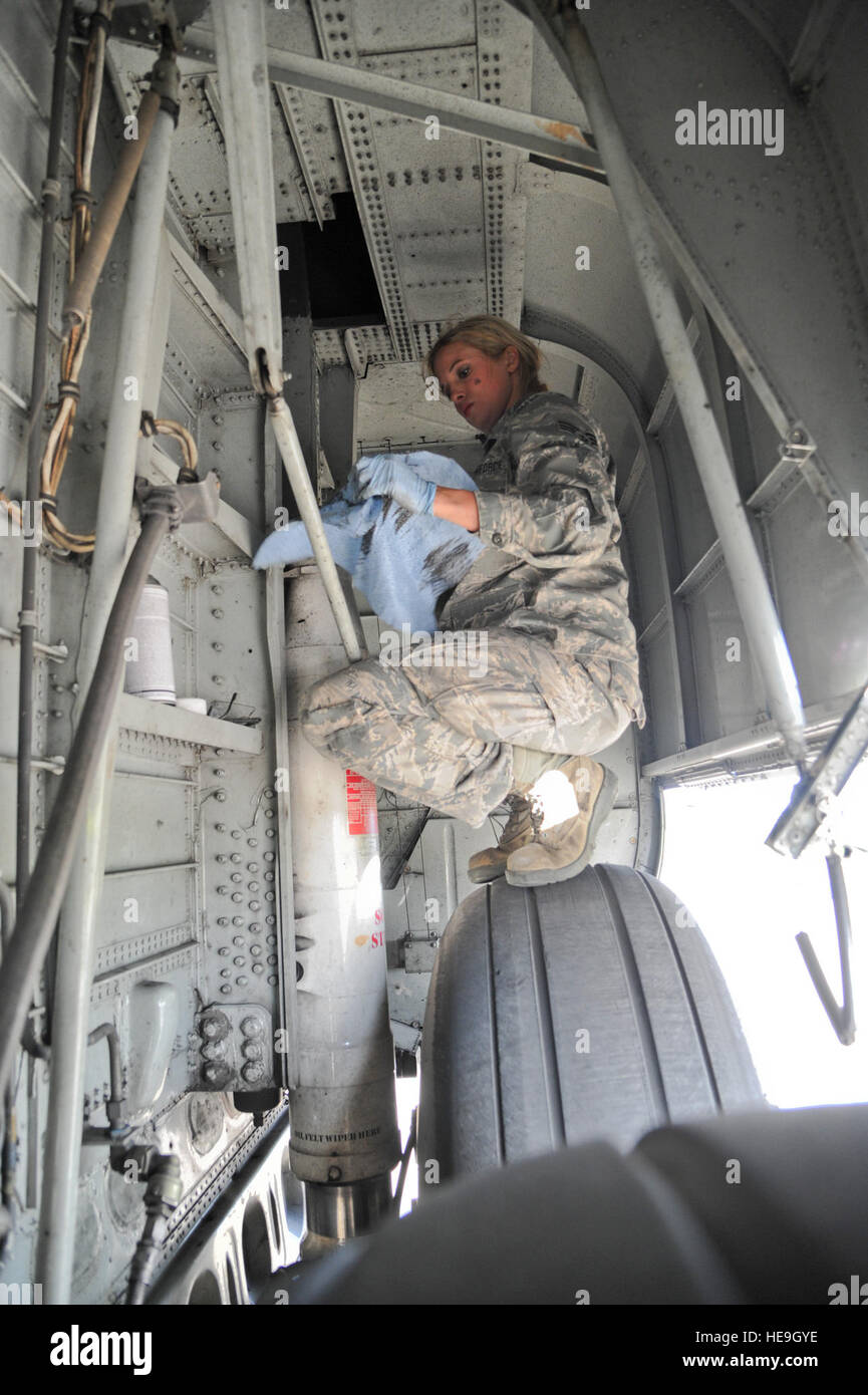 Nevada Air National Guard Senior Airman Katherine Dew, eine c-130 Hercules-Flugzeuge Crewchief von der Reno-basierte 152. Aircraft Maintenance Squadron, führt die 15-Tage-Fahrwerk Wartung bei Royal Air Force Base Mildenhall, Großbritannien, am 5. Juni 2014 nach Besatzungen über den Stränden der Normandie, Frankreich am 5. Juni 2014 flogen. Die Überführung voraus eine massive Airdrop von mehr als 1.000 Fallschirmjägern im Rahmen der 70. Jahrestag Gedenken an den d-Day Landung in der Normandie.  Techn. Sgt Erica J. Knight Stockfoto