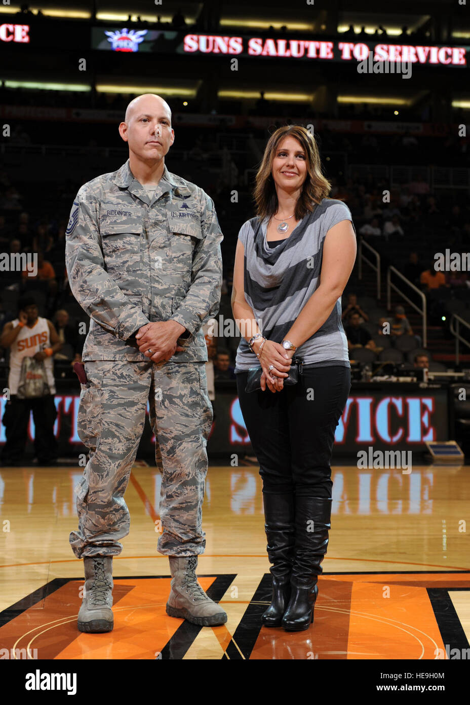 Master Sergeant David Biddinger, 48. Rescue Squadron Pararescueman, Davis-Monthan Air Force Base, zugewiesen und seine Frau, Teresa Biddinger, stehen Centrecourt im US Airways Center in Phoenix während eines Spiels Phoenix Suns 10. November 2013. Biddinger wurde geehrt, während der Halbzeit für die kritische medizinische Hilfe, die er und sieben andere Flieger während der tödlichen 19-Verkehrsunfall auf i-10 nahe Picacho Peak, 29. Oktober 2013 zur Verfügung. (Flieger 1. Klasse Chris Massey Stockfoto