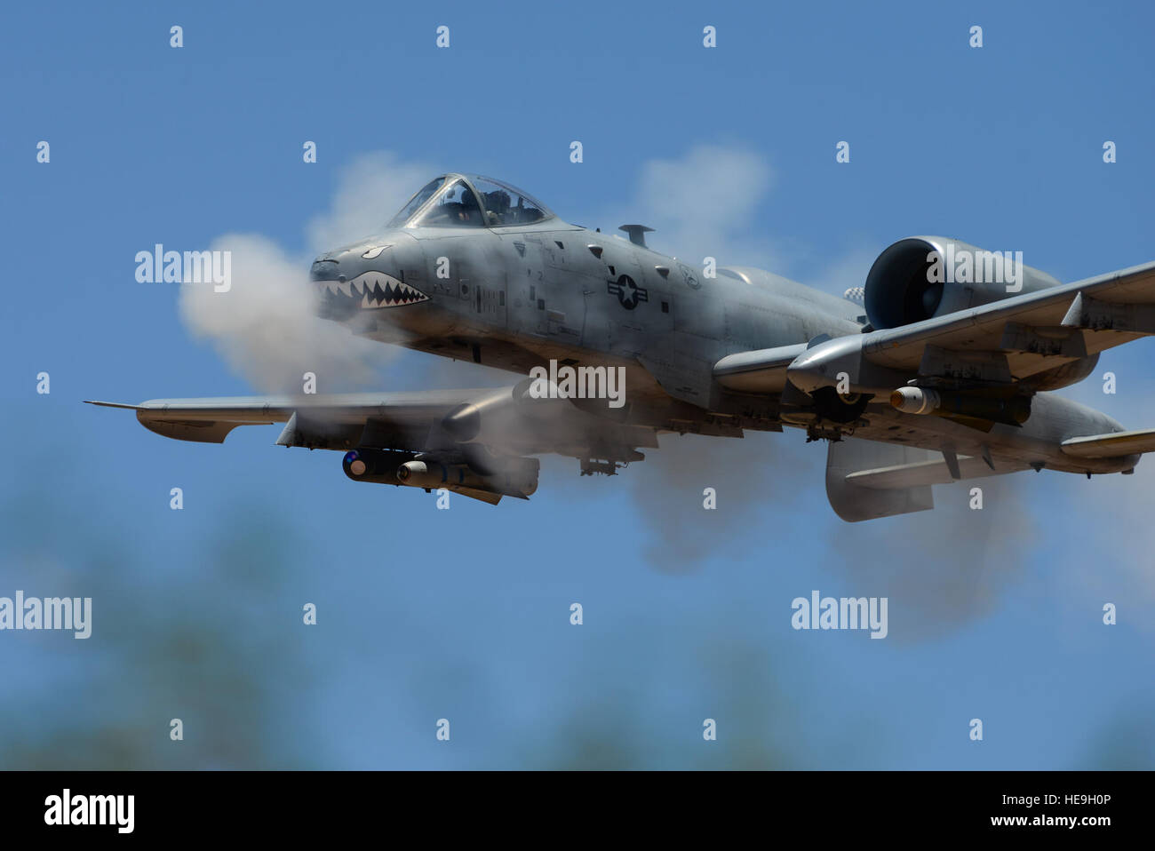 Ein A-10C Thunderbolt II der 75th Fighter Squadron führt während des Hawgsmoke-Wettbewerbs 2016 in der Barry M. Goldwater Range, Arizona, eine niederwinklige Strafe aus. und Teamtaktiken. Stockfoto