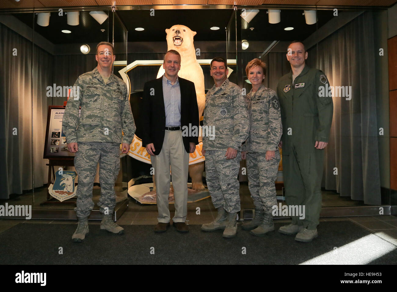 Vereinigte Staaten Senator Dan Sullivan (R-Alaska) trifft sich mit, von links nach rechts, Oberst Brian R. Bruckbauer der Kommandant der gemeinsamen Basis Elmendorf-Richardson und 673rd Air Base Wing, Generalleutnant Russell J. Handy, der Kommandant der Alaskan Befehl, 11. Luftwaffe und Alaska NORAD Region, Chief Master Sgt. Gay Veale, der Befehl Chief Master Sergeant, elfte Luftwaffe und Senior eingetragenen Führer der Alaskan Befehl und Alaskan NORAD Region und Oberst Charles S. Corcoran der Kommandeur der 3. Wing , auf JBER, Alaska, 10. April 2013. Der Besuch bot der Kongreßdelegation eine kurze Übersicht über US-milit Stockfoto