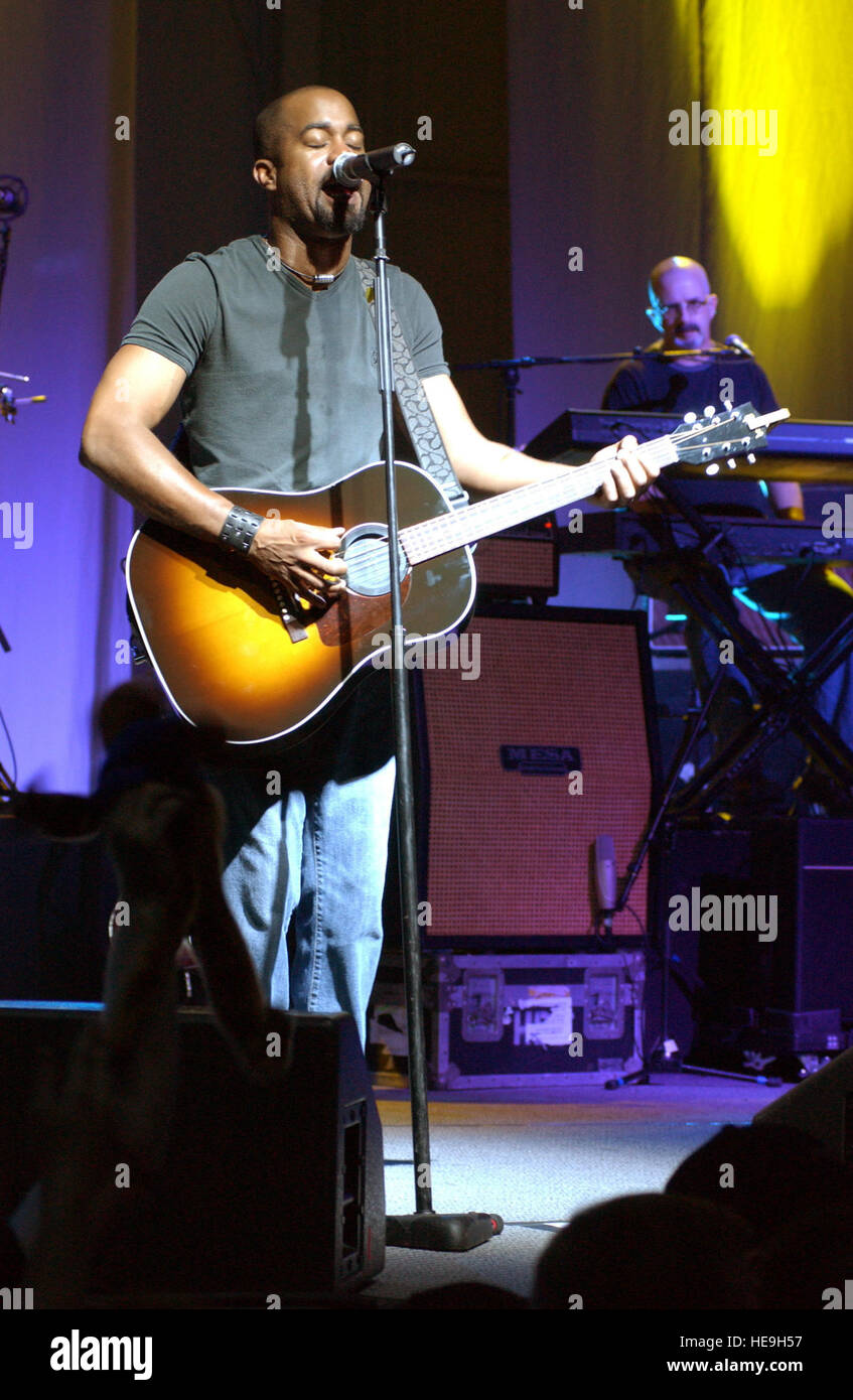 Auf der Bühne Sänger die berühmten Hootie &amp; the Blowfish Darius während Betrieb pazifischen Grüße führt, die auch die neu-England Patrioten Cheerleader und Air Force Reserve Band am Kunsan Air Base (AB), Südkorea (ROK). Stockfoto