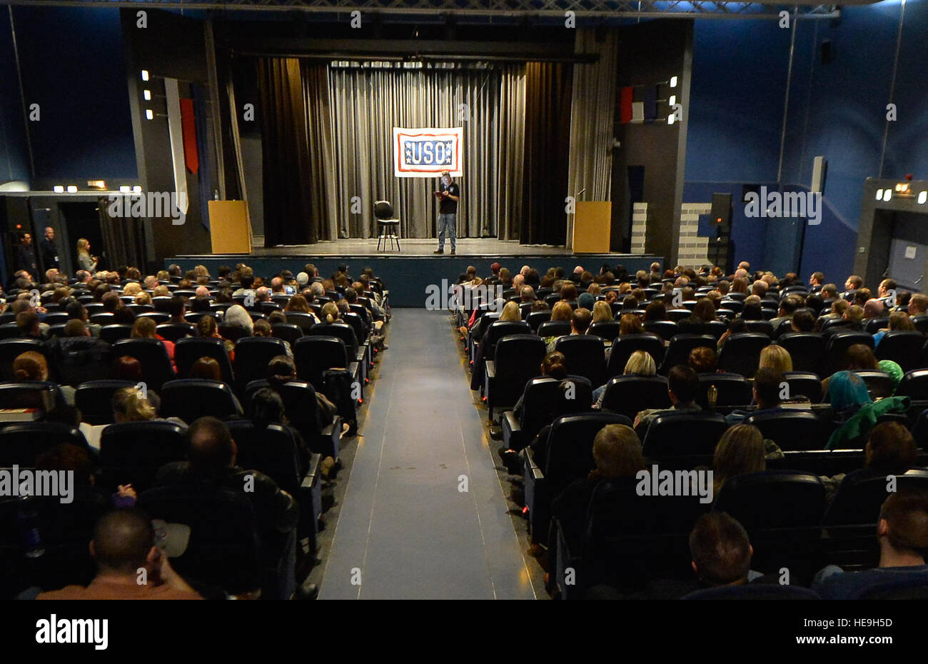 Autor Stephen King liest aus seinem kürzlich erschienenen Buch "Doctor Sleep", eine Fortsetzung zu seinem 1977 Horrorroman "The Shining", 18. November 2013, Ramstein Air Base, Deutschland. König führte eine Multistopp USO Tour rund um den Kaiserslautern Military Community-Bereich, die Besuche in der US-Armee Garnison Drogenmissbrauch Programm, Landstuhl Regional Medical Center, USO Krieger Mitte aufgenommen und mit einer öffentlichen Lesung und offenes Forum geschlossen werden. Airman 1st Class Jordan Castelan) Stockfoto