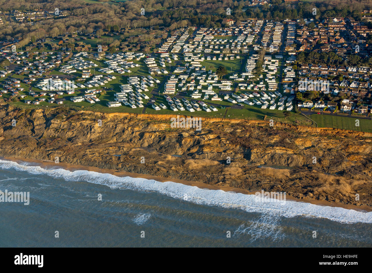 Aerial Blick statische Häuser Website auf Südküste in der Nähe Küste England Stockfoto