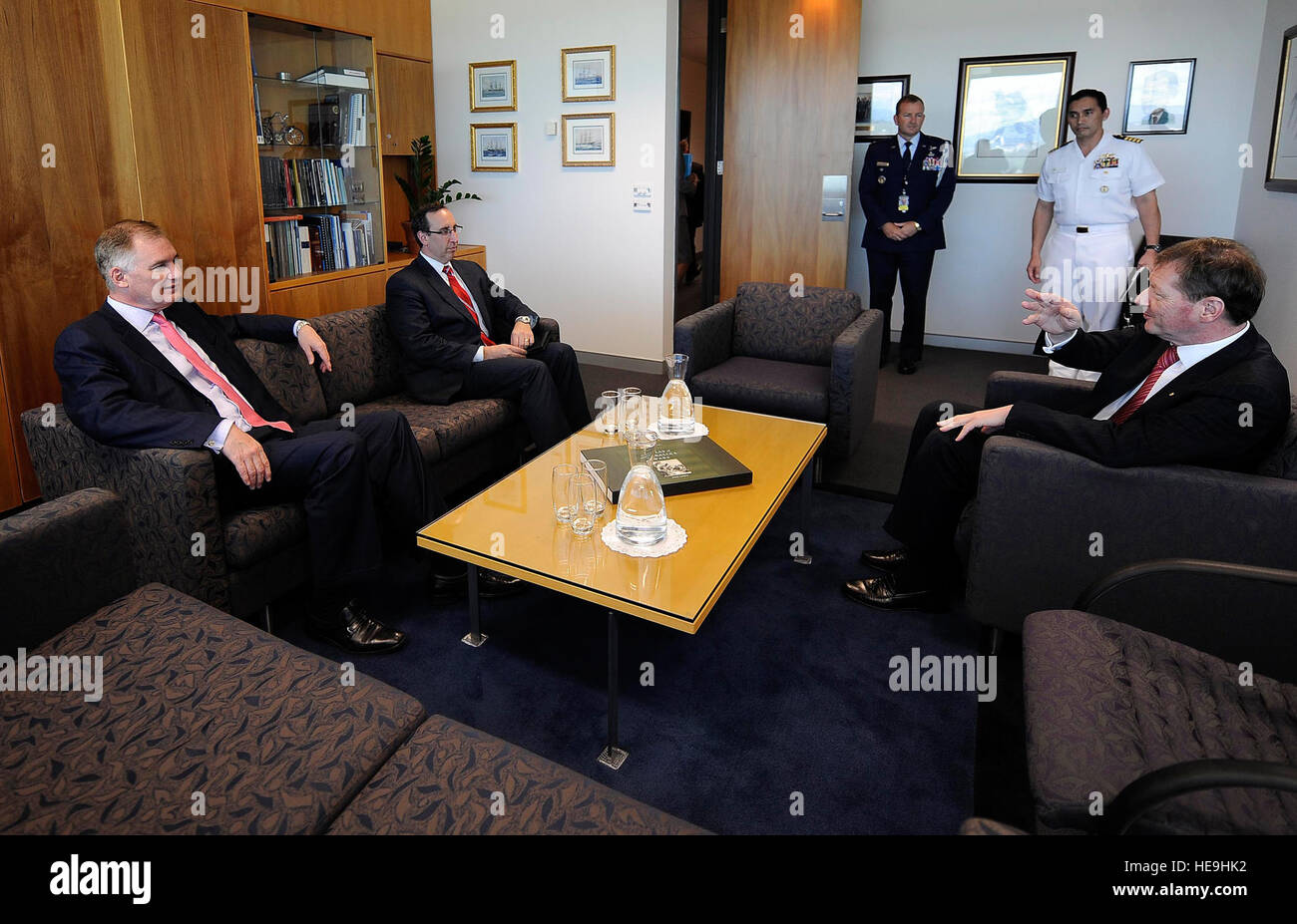 100216-F-6655M-005 stellvertretender Verteidigungsminister William J. Lynn III und Deputy Assistant Secretary Of Defense Robert Scher Treffen mit australischen Verteidigungsminister Watt und Air Chief Marshal Houston im Russell Defense Complex in Canberra, Australien, am 16. Februar 2010.   Master Sergeant Jerry Morrison, US Air Force.  (Freigegeben) Stockfoto