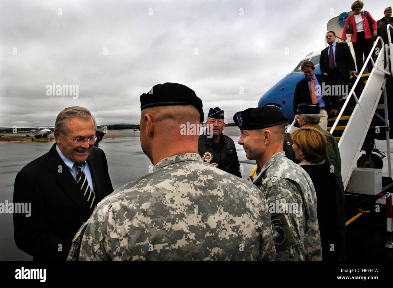 Secretary Of Defense, Donald H. Rumsfeld und seine Mitarbeiter das C-40 Flugzeug fahren und werden durch die militärischen Führungskräfte der US-Streitkräfte in Alaska am internationalen Flughafen Fairbanks, Alaska, 26. August 2006 begrüßt. Während in Alaska die Sekretärin Treffen mit Familienangehörigen der 172. Stryker-Brigade in Fort Wainwright und tourt die Missile Defense Anlage am Fort Greely.  Staff Sgt D. Myles Cullen (freigegeben) Stockfoto