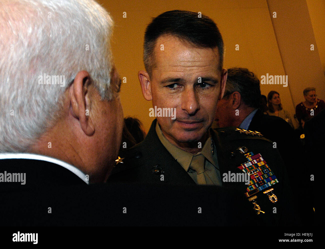 Marine-General Peter Pace, spricht mit einem goldenen Stern Elternteil bei einem Empfang in der Mechanik Hall in Worcester, MA, 15. Oktober 2006. Mehr als 450 Angehörige von gefallenen Soldaten gefüllt Mechanik Halle zu Ehren ihrer geliebten Menschen bei einem Tribute-Konzert zum "Heutigen Helden." Fahren. der Verteidigung USAF Staff Sgt D. Myles Cullen (freigegeben) Stockfoto