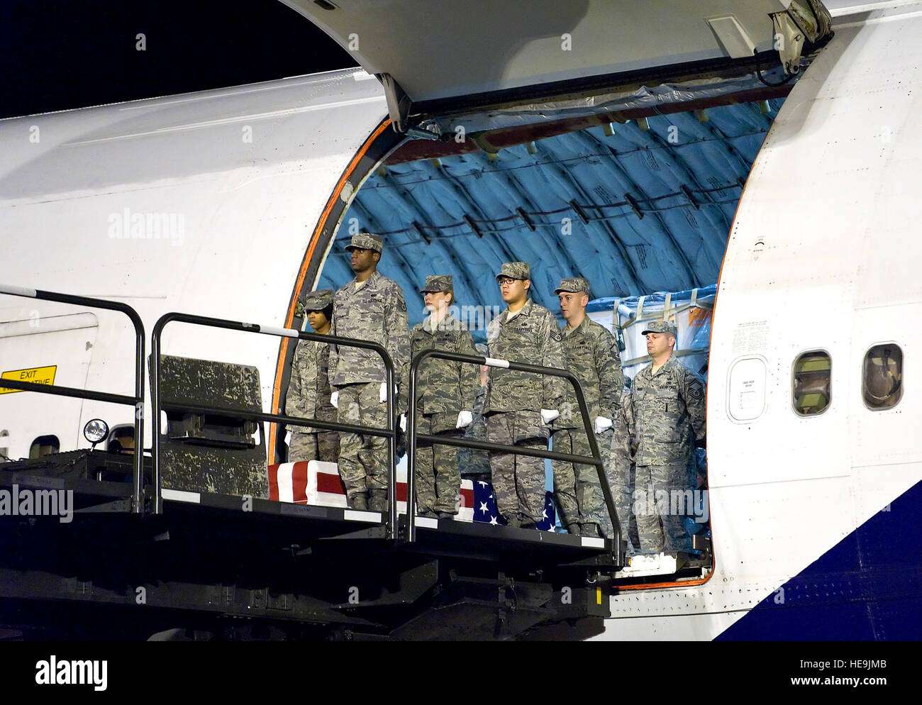 USAF Roland Balik. Basis-Multimedia-Center, DSN 445-6569 oder 302-677-6569. Foto der ersten würdige Transfers nach der neuen US-Verteidigungsministerium Politik ab 6. April 2009 fotografiert werden.  Zwei würdige Transfers angekommen auf der Dover Air Force Base, Delaware in den späten Abend am 5. April 2009.  United States Air Force Staff Sergeant Phillip A. Myers, Hopewell, Virginia, starb in der Nähe der Provinz Helmand, Afghanistan April 4.  Siehe Medienmitteilung Advisory # 200905-02 für mehr Info. Stockfoto