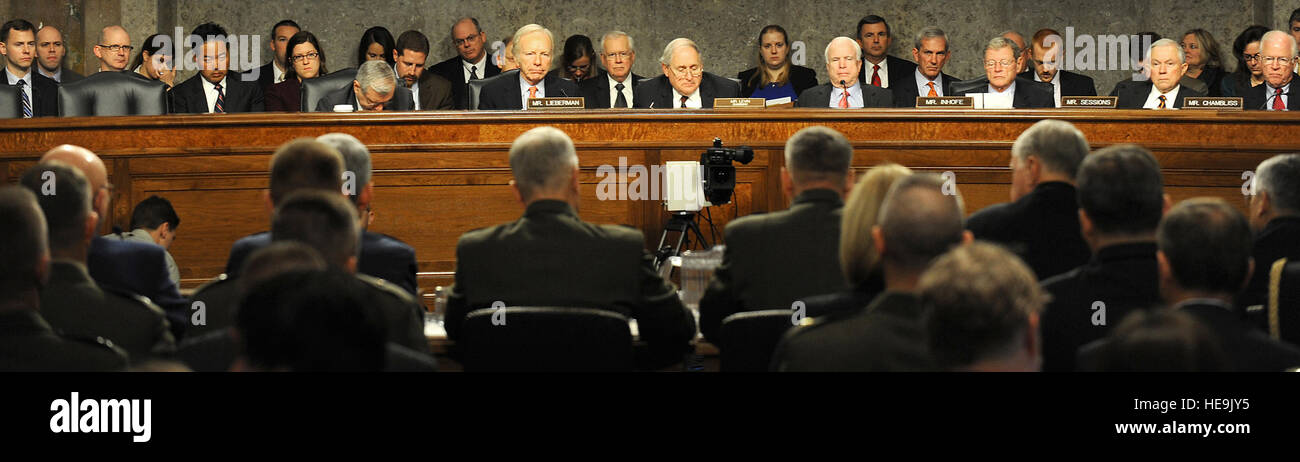 Air Force Chief Of Staff General Norton Schwartz bezeugt vor Senate Armed Services Committee on 3. Dezember 2010, in Washington, D.C.  Allgemeine Schwartz, bezeugte seine Kollegen Service-Chefs und der stellvertretende Vorsitzende der Joint Chiefs Of Staff auf der kürzlich veröffentlichten Arbeitsgruppe der umfassenden Überprüfung Bericht, der die mögliche Aufhebung der "Don ' t Ask, Don ' t Tell" Gesetzes behandelt. Scott M. Ash) Stockfoto