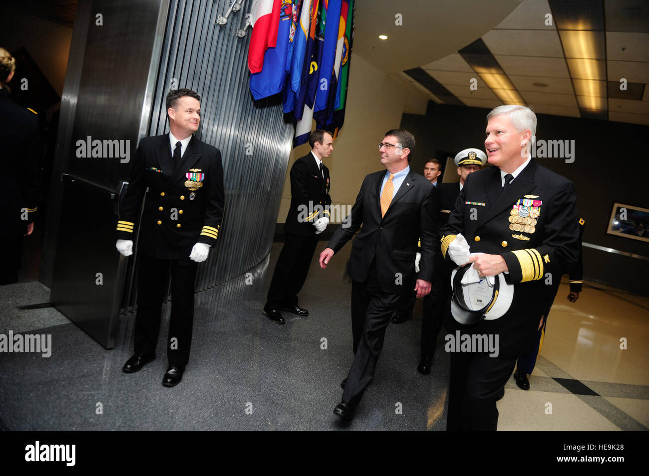 Deputy Secretary Of Defense Ashton B. Carter kommt an der Verteidigung Logistik Agentur Change of Responsibility und Abschiedsfeier für Vice Admiral Alan S. Thompson, die während einer Zeremonie in Fort Belvoir, Virginia, 18. November 2011 DLA Direktor Pflichten Vice Admiral Mark D. Harnitchek übergab.  Techn. Sgt. Jacob N. Bailey, US Air Force) (veröffentlicht) Stockfoto