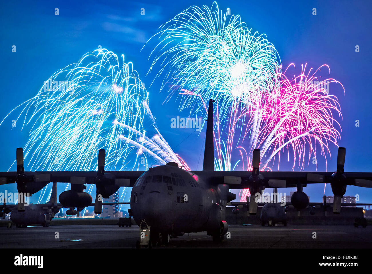 Feuerwerk platzen über Yokota Air Base, Japan, 4. Juli 2012, während Amerika zu feiern. Die 374th Kraft Support Squadron vorgesehen Yokota Bewohner und ihre Gäste mit Veranstaltungen für alle Altersgruppen. Der Tag startete der Kracher 5K laufen und eine Vielzahl von Aktivitäten während des Tages, Gokarts, gehören pony Rides, live-Unterhaltung, Essen und Feuerwerk. Stockfoto