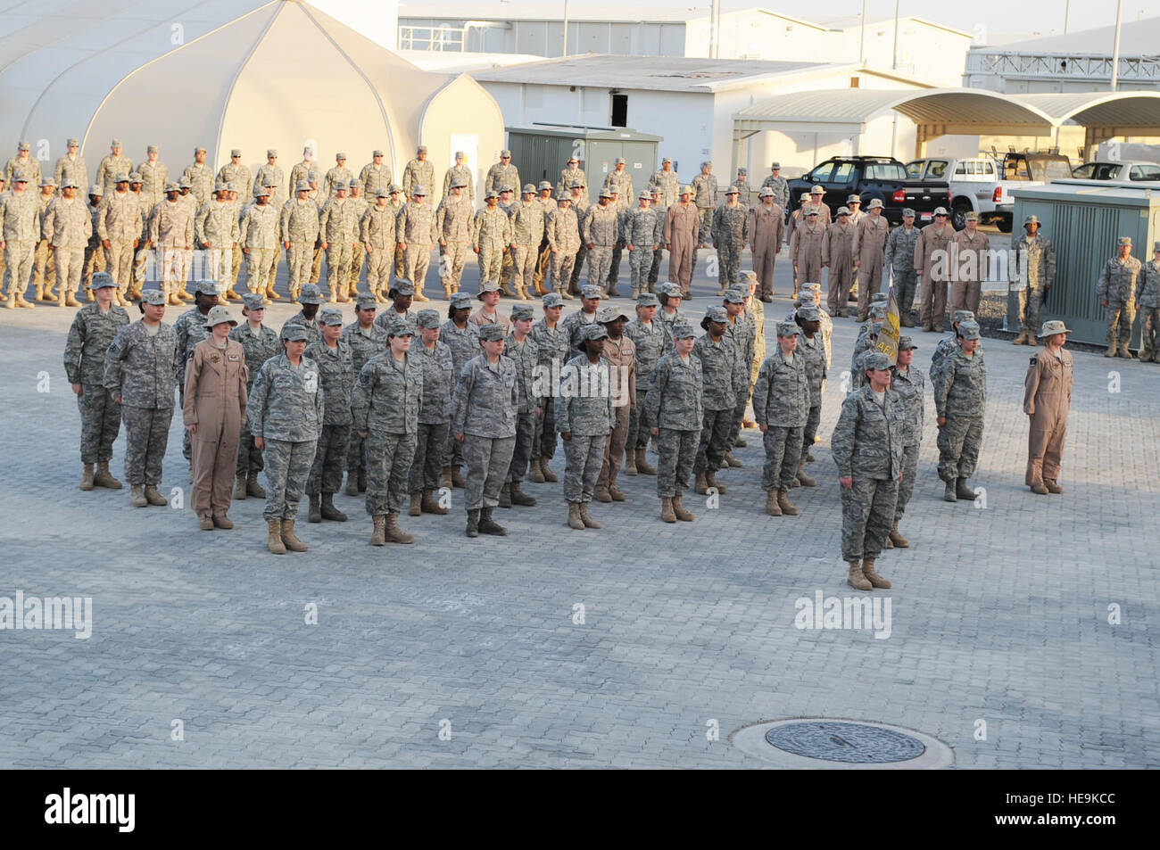 Weibliche Piloten und Soldaten stehen in einer All-Frauen-Formation als Bestandteil einer 380th Air Expeditionary Wing Retreat Zeremonie zu Ehren Monat Geschichte der Frauen am 19. März 2010, bei einer nicht offengelegt Basis in Südwestasien. Die Formation geehrt Frauen, die in der militärischen Vergangenheit und Gegenwart zu dienen. (US Air Force Photo/Master Sergeant Scott T. Sturkol Stockfoto