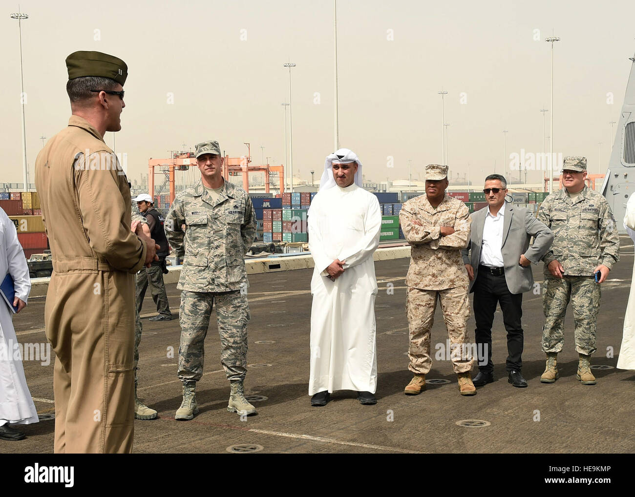 Ein US-Marine erklärt die Funktionen der CH-53 Hubschrauber zu einer Gruppe von USA und kuwaitischen Golfkrieg-Veteranen bei einem Rundgang durch die USS Arlington (LPD 24) in Kuwait, 23. Februar 2016. Sechs USA und vier kuwaitischen Golfkriegs-Veteranen besuchte eine Zeremonie an Bord des Schiffes, des 25-jährigen Jubiläums der Befreiung von Kuwait und dem Ende des Golfkrieges.  Staff Sergeant Jerilyn Quintanilla) Stockfoto