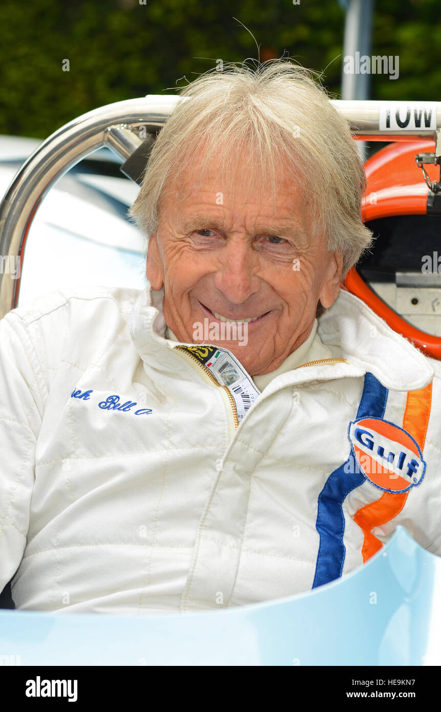 Derek Bell MBE ist ein britischer Rennfahrer, der in der 24-Stunden-Runde von Le Mans äußerst erfolgreich war. Im Auto bei Goodwood FOS Stockfoto