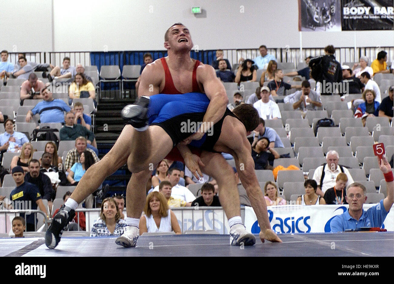 US Air Force (USAF) Senior Airman (SRA) Aaron Sieracki erhält 5 Punkte, wie er seinen Gegner von der Matte während der 2004 US National Wrestling Championships in Las Vegas, Nevada (NV) zieht. SRA Sieracki kämpfen am 21.-23. Mai in den US Olympic Trials in Indianapolis, Indiana (IN). Stockfoto