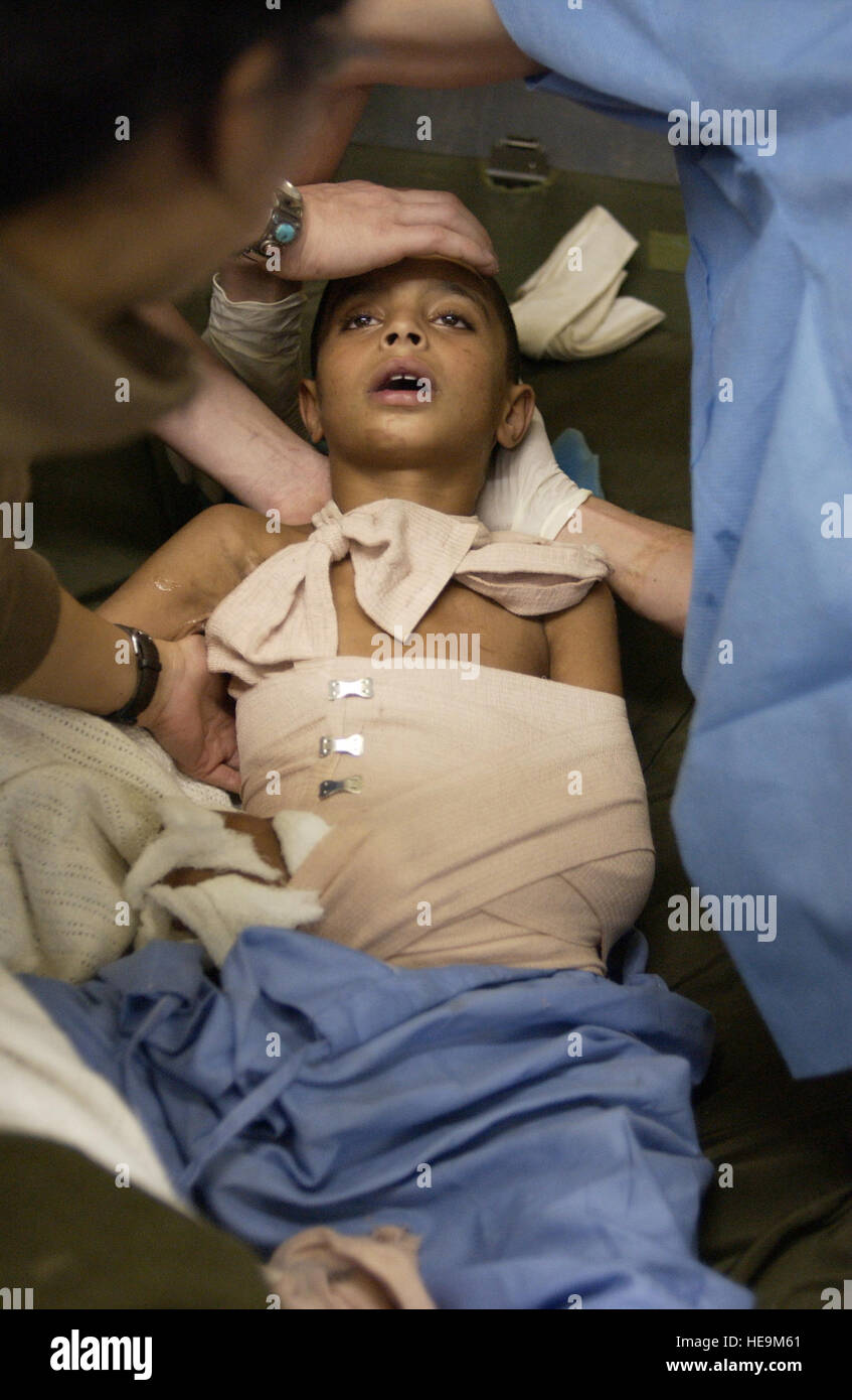 Ein Junge Erdbeben-Opfer wird auf seinem Bett von US Armee-Service-Mitglieder von der 212th Mobile Army Surgical Hospital in Muzaffarabad, Pakistan, 11. November 2005 gesenkt. Die US-Regierung beteiligt sich an eine multinationale humanitäre Hilfe und Unterstützung Aufwand führen durch die pakistanische Regierung um Hilfe für die Opfer des verheerenden Erdbebens zu bringen, die die Region 8. Oktober 2005 geschlagen.   Airman 1st Class Barry Loo Stockfoto