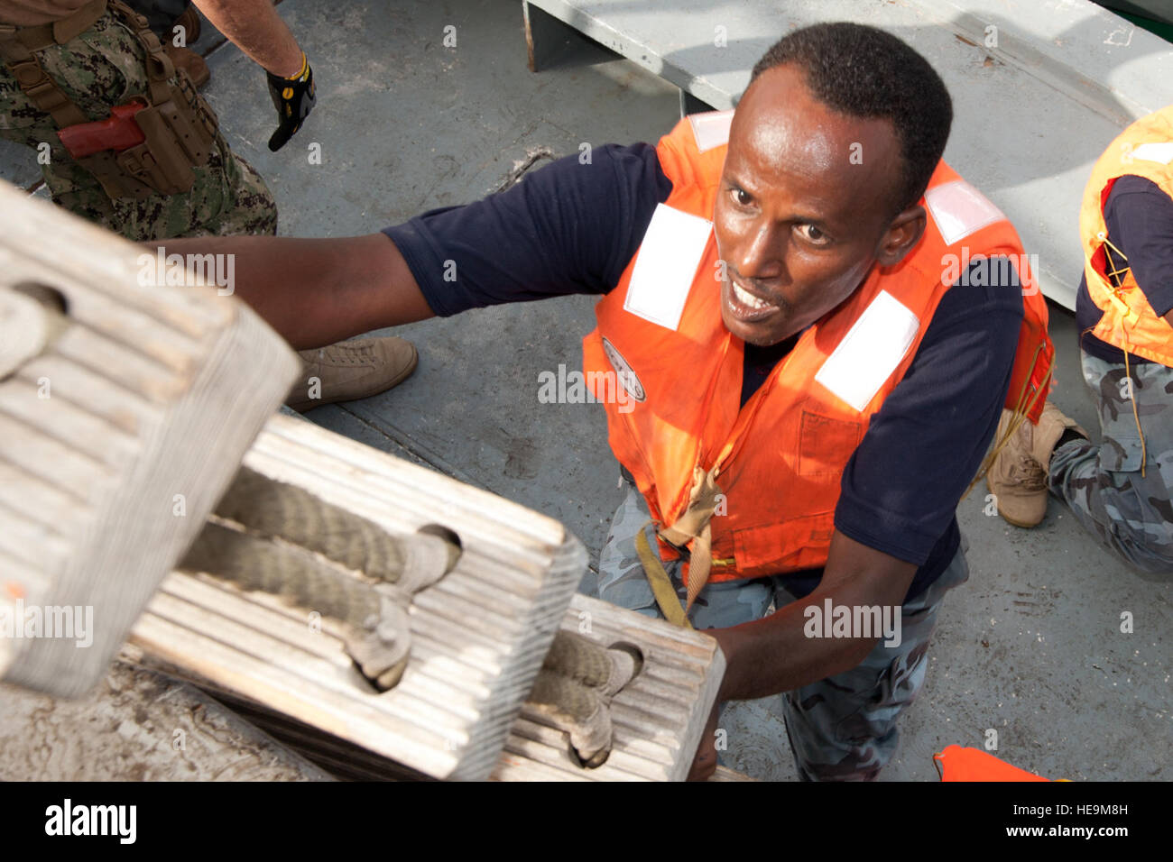 Hafen von Dschibuti, Dschibuti (26. Mai 2012) – Mitglied der Marine Djiboutian Praktiken einsteigen eines Schiffes während einer Übung hier 26.Mai mit Mitgliedern der US-Navy Maritime zivile Angelegenheiten und Sicherheit Training Command. Der Austausch reflektiert ein Joint Venture mit der Djiboutian Marine, Combined Joint Task Force-Horn von Afrika, US Naval Forces Africa und MCAST. Dieser Austausch verbessert Beziehungen der USA zu Partnernationen und zeitgleich mit zwei Ziele des Leitbildes CJTF-HOA: Ausbau Partner Nation und Förderung der regionalen Stabilität in Ostafrika.  Techn. Sgt. Ryan Labadens Stockfoto