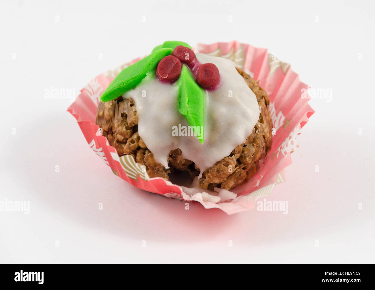 Ein Schokolade knusprigen Reis dekoriert auszusehen wie ein Christmas Pudding. Stockfoto