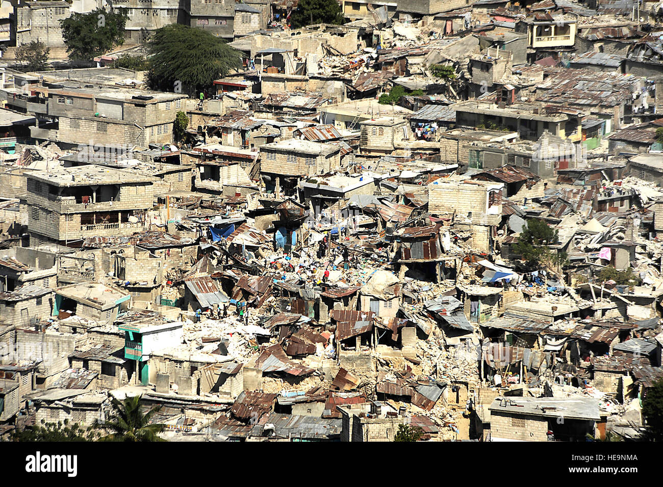 16. Januar 2010, ist hier dargestellt eine Luftaufnahme der Innenstadt von Port-au-Prince, Haiti. Behelfsmäßige Behausungen sind in offenen Standorten die Verwüstung, die nach einem Erdbeben der Stärke 7,0 12. Januar 2010 errichtet.  Master Sgt. Jeremy Lock Stockfoto
