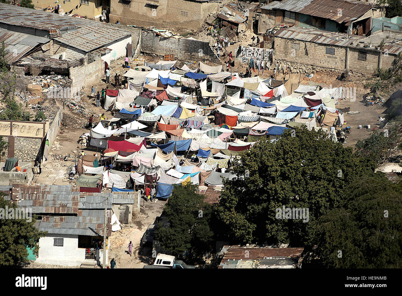 16. Januar 2010, ist hier dargestellt eine Luftaufnahme der Innenstadt von Port-au-Prince, Haiti. Behelfsmäßige Behausungen sind in offenen Standorten die Verwüstung, die nach einem Erdbeben der Stärke 7,0 12. Januar 2010 errichtet.  Master Sgt. Jeremy Lock Stockfoto