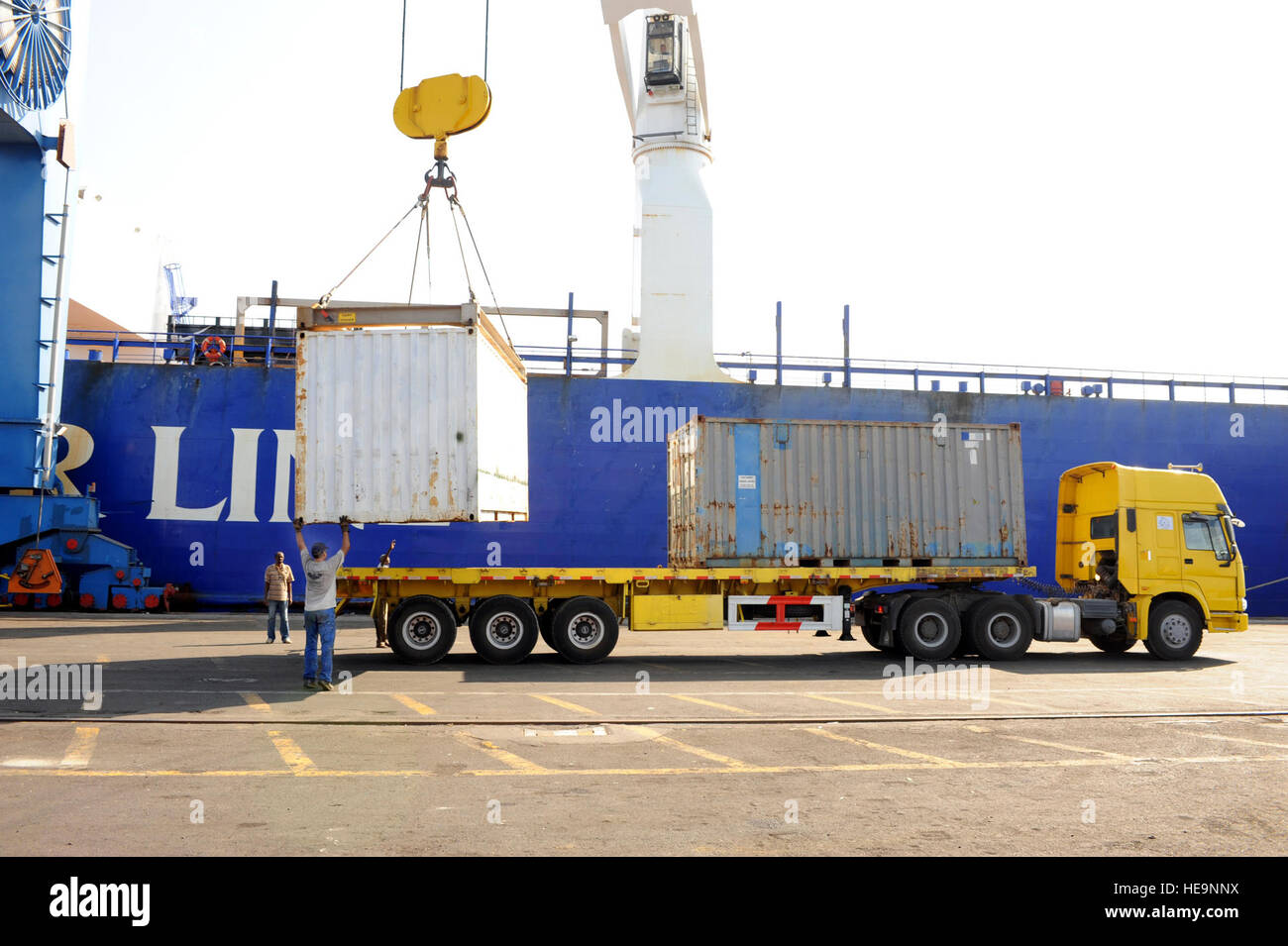 Dschibuti (14. November 2009) – zwei Container von militärischer Ausrüstung und Waffen aus Kenia beladen auf die Rückseite eines Flachbett-LKW durch die Djiboutian Werftarbeiter mit Hilfe von Besatzungsmitgliedern aus dem Det Forenede Dampskibs-Selskab Tor Linie Transportschiff, eine bevorstehende militärische Trainingsübung Djiboutian Anfang Dezember 2009 zu unterstützen. Kenia unterstützt die Übung, indem Sie 37 Fahrzeuge und Ausrüstung. Die US-Regierung durch US Africa Command und Combined Joint Task Force-Horn von Afrika ist Bi-lateralen Dschibuti, als Gastgeberland für die Ost-Afrika Stand unterstützen Stockfoto