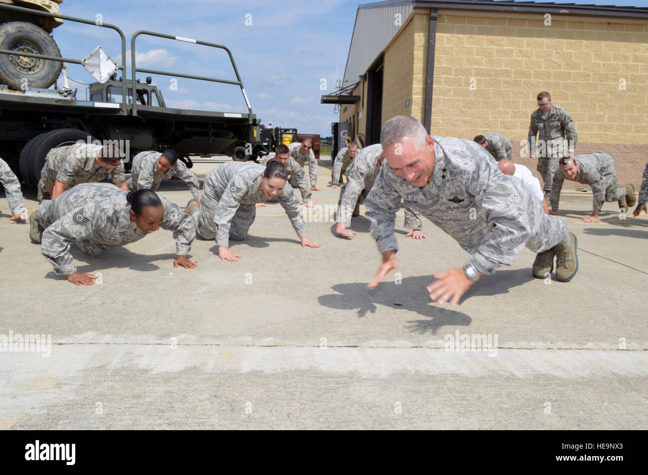 Generalmajor Rick Martin, Kommandant der US Air Force Expeditionary Center, führt 46 Liegestütze mit Flieger aus der 3d Antenne Port Geschwader nach Erhalt einer Missions briefing von Staffelführer am 16. September.  General Martin besuchte Papst Army Airfield, N.C., um zu sehen, aus erster Hand wie 43d Luftbrücke Gruppe Flieger der Global Response Force-Mission zu unterstützen.  (US Air Force Photo/Marvin Krause) Stockfoto