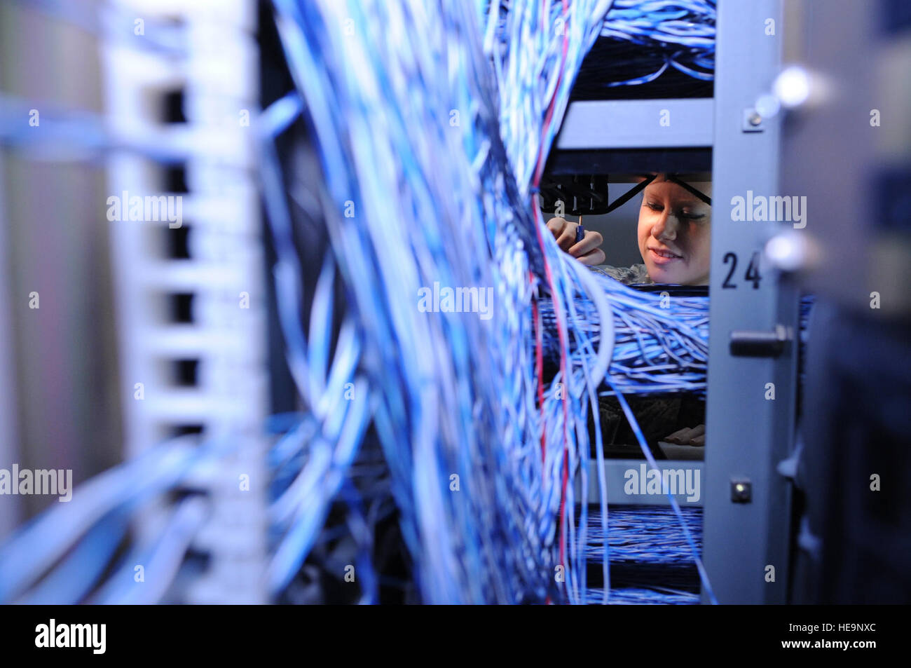 US Air Force Airman 1st Class Kacie Berry, 18. Kommunikation Geschwader Cyber Transport Techniker installiert eine Telefon auf ein Hauptverteiler auf Kadena Air Base, Japan, 21. Januar 2014. Der 18. CS ist das zweitgrößte Kommunikation Geschwader der Luftwaffe, die feste und mobile Kommunikation für 24.000 Menschen, sechs wichtige Befehle, 29 Mieter Einheiten und gemeinsame Dienste.  Airman 1st Class Keith James) Stockfoto