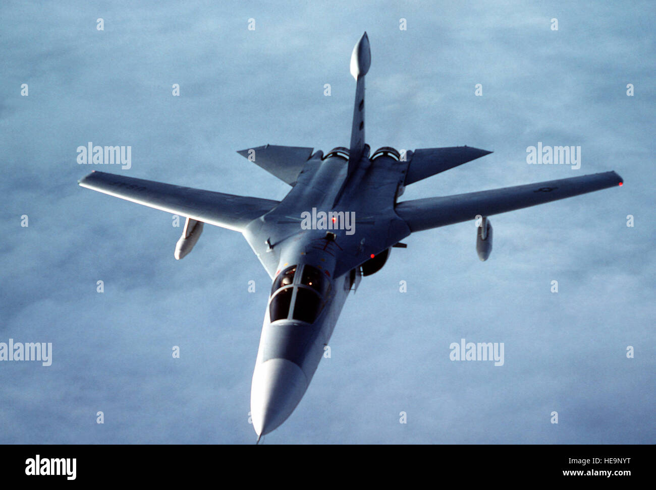 Eine Luft/Luft-overhead Vorderansicht der EF-111A Raven Flugzeug auf dem Weg zur RAF Upper Heyford, Vereinigtes Königreich, von Pease Air Force Base, New Hampshire. Stockfoto