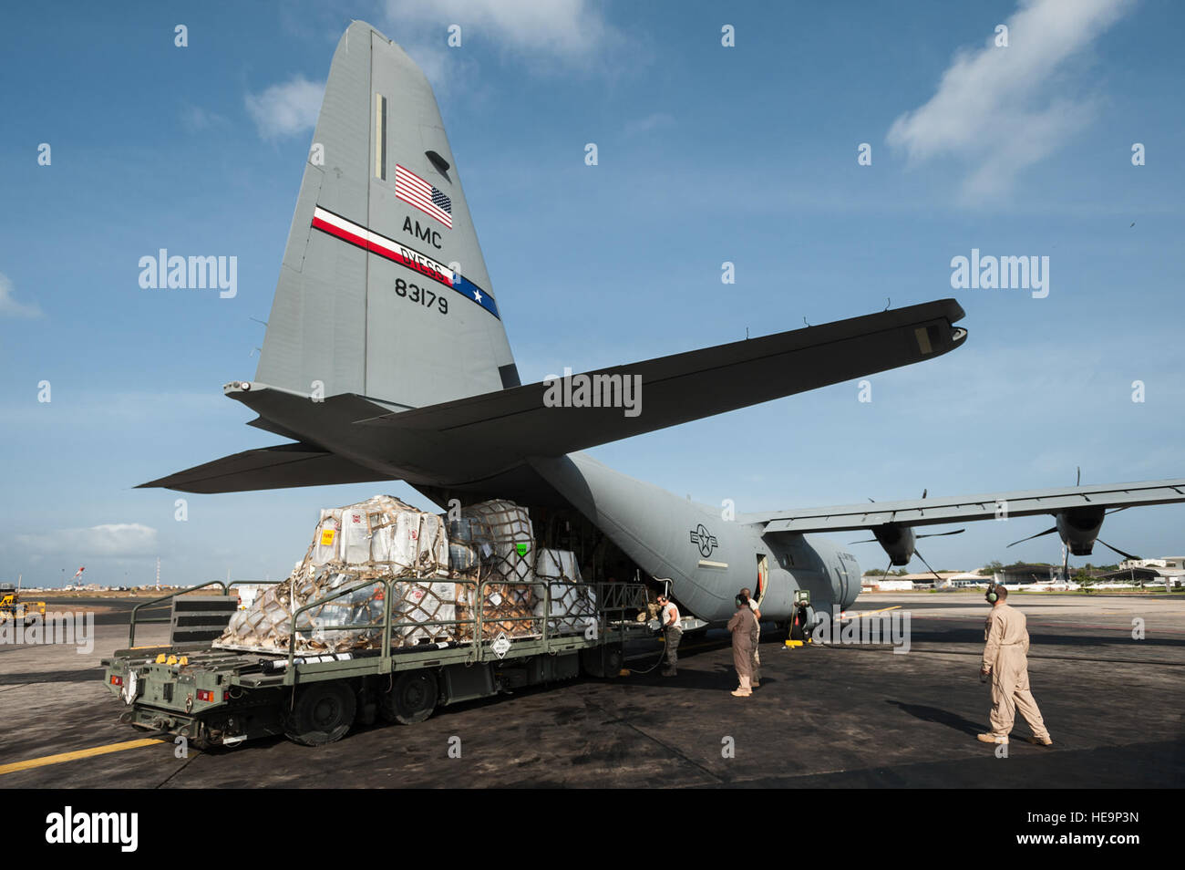 Aerial Träger aus der Kentucky Air National Guard 123. Kontingenz Response Group laden 8 Tonnen der humanitären Hilfe und militärische Versorgungsmaterialien auf eine US Luftwaffe c-130 Flugzeuge bei Léopold Sédar Senghor International Airport in Dakar, Senegal, 4. November 2014. Das Fluggerät und Besatzung aus Dyess Air Force Base Texas, werden im Rahmen der 787th Air Expeditionary Squadron in Senegal bereitgestellt und fliegt die Ladung in Monrovia, Liberia, zur Unterstützung der Operation Vereinigte Unterstützung, der US Agency for International Development geführt, der gesamtstaatliche Anstrengung Ebola-Virus-Ausbruch in West Af enthalten Stockfoto