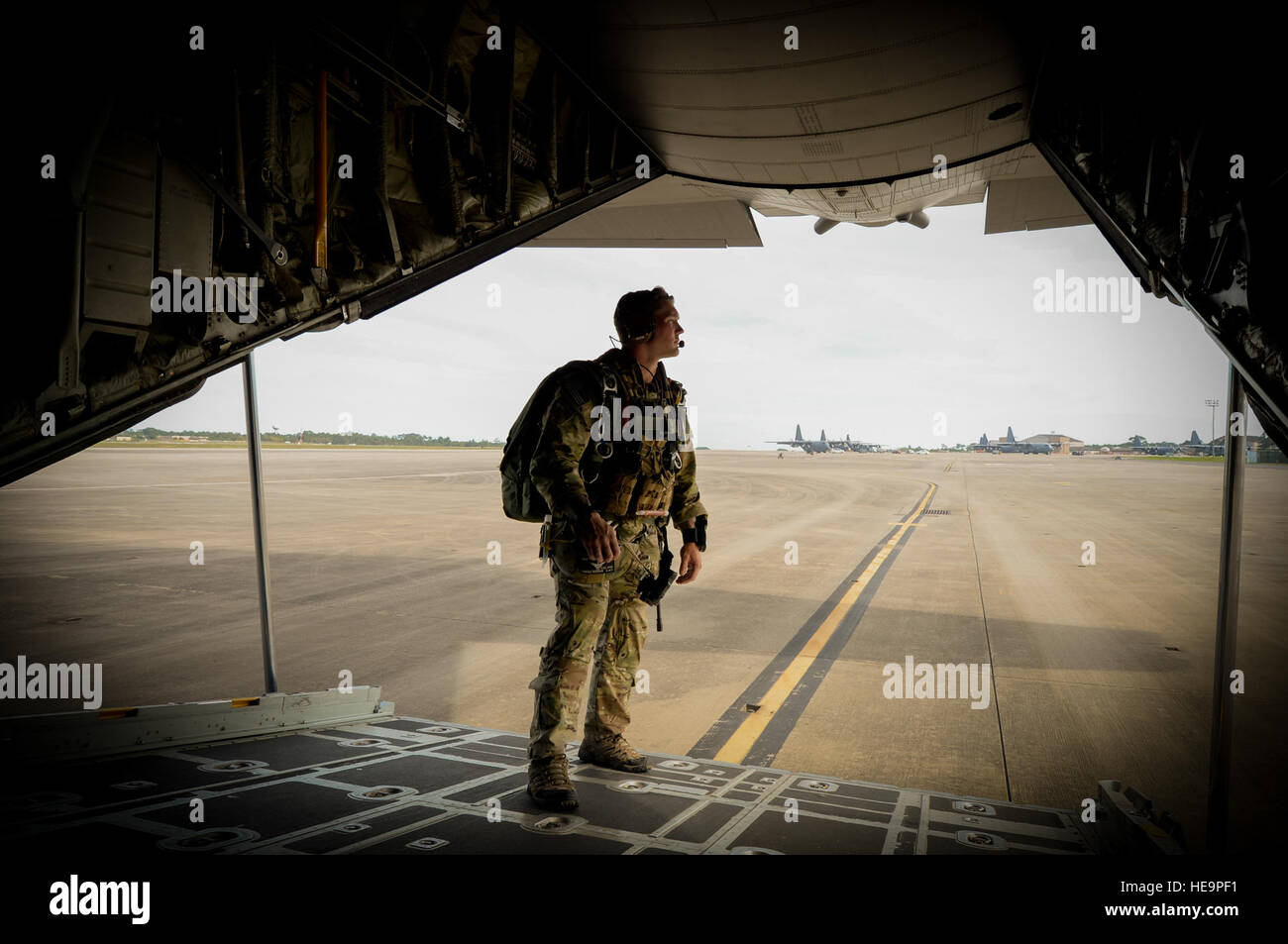 Ein US-Army Green Beret von der 7th Special Forces Group wartet auf seinen Kampf Kumpels an Bord einer C - 130H 3 Herkules, vor eine Höhen-Militärmission Fallschirmspringen für Smaragd Krieger in Hurlburt Field, Florida, 22. April 2015. Smaragd Warrior ist das Department of Defense nur unregelmäßige Kriegsführung Übung, so dass gemeinsame und kombiniert zusammen, um gemeinsam zu trainieren und für reale Einsätze vorzubereiten.  Techn. Sgt. Joshua J. Garcia Stockfoto