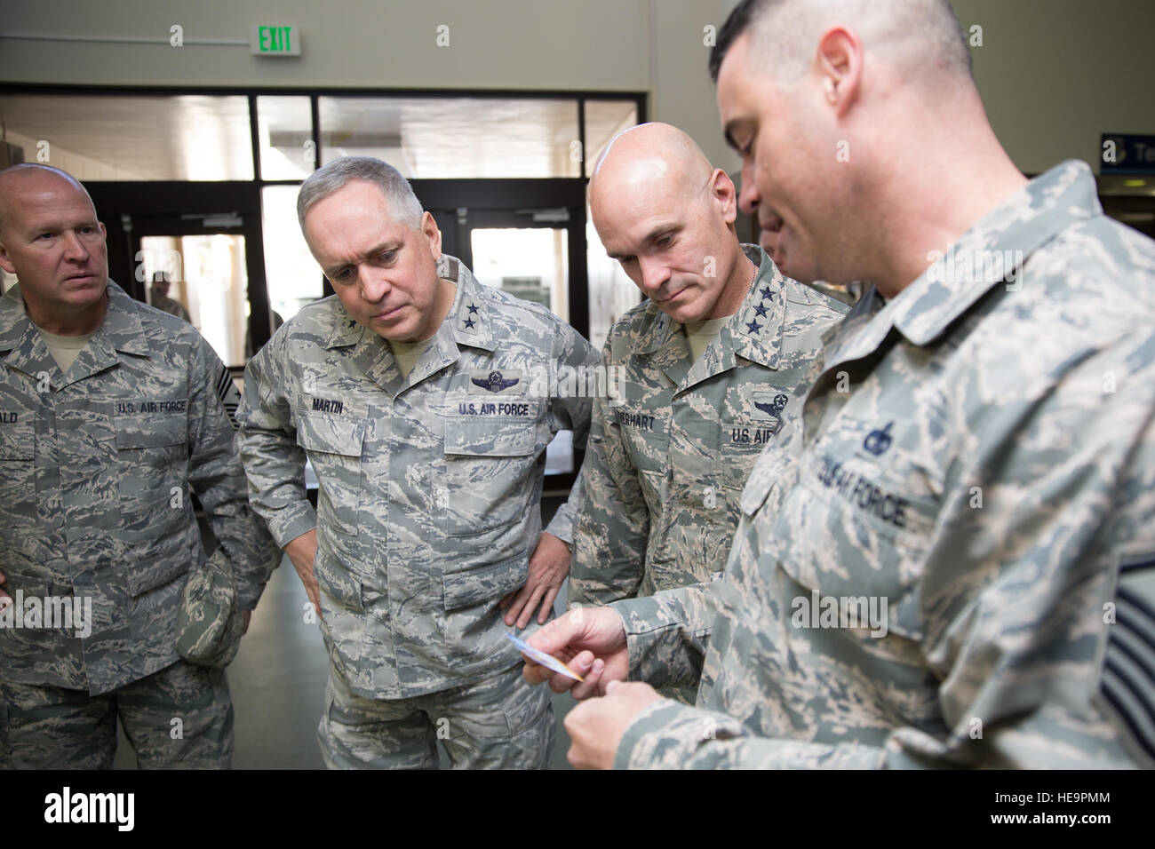 (Von rechts nach links) Master Sergeant David Burdick, 730. Air Mobility Squadron Passagier terminal Superintendent, Schriftsätze Generalleutnant Carlton D. Everhart II, 18. Air Force Commander und Generalmajor Frederick Martin, US Air Force Expeditionary Center Kommandant im Yokota Passagierterminal auf Yokota Air Base, Japan, 26. März 2015. Burdick erklärte, dass das Yokota Passenger Terminal ist die älteste Passagier-Anlage in den Pazifik, aber auch der verkehrsreichsten mit mehr als 100.000 Fahrgästen die Anlage jährlich.  Osakabe Yasuo Stockfoto