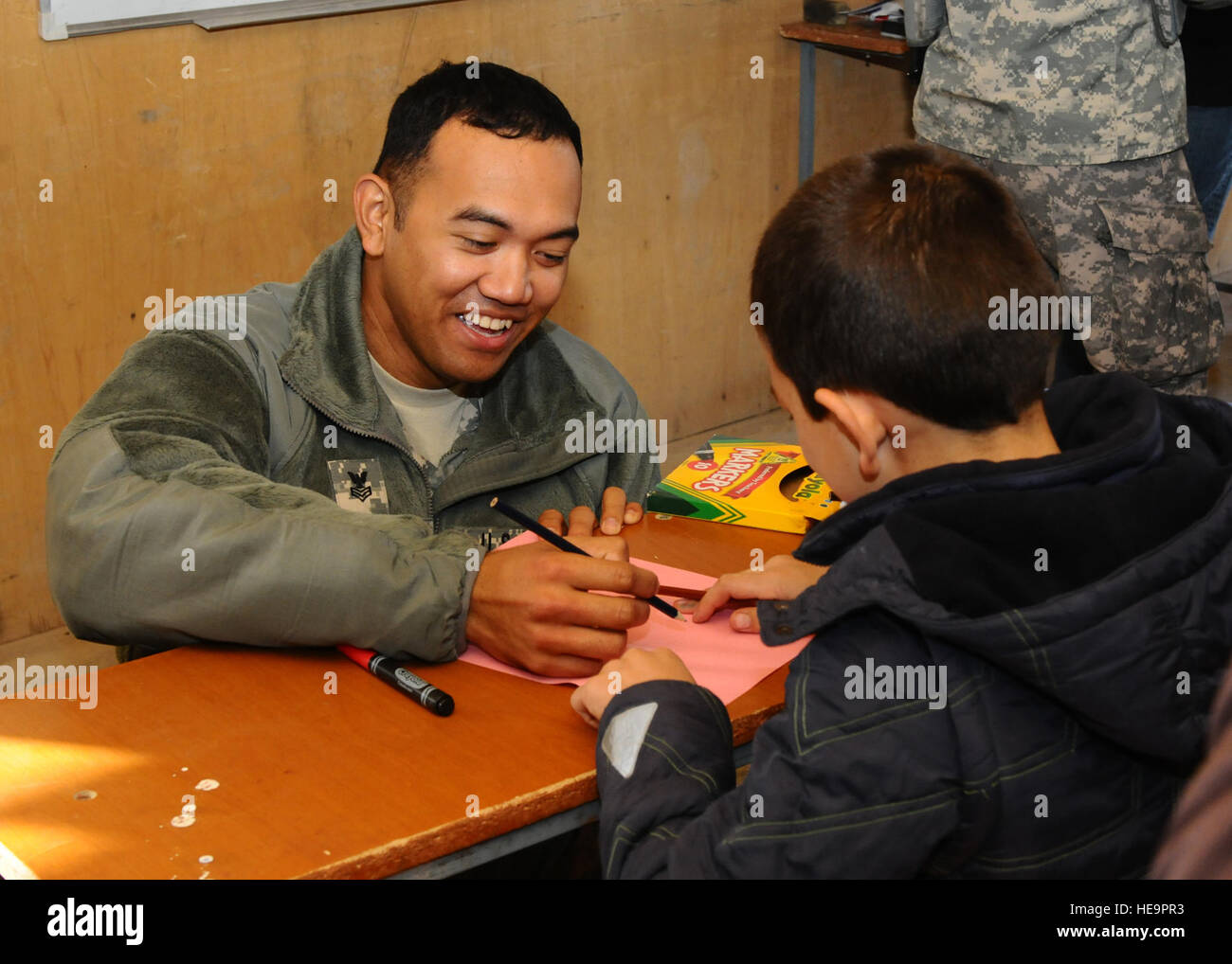 Camp Mike Spann freiwillige spendeten ihre Zeit heute unterstützen Kinder der Afghan National Army Soldaten des 209. Korps als Teil der etablierten English Conversation Club ihre Englischkenntnisse zu verbessern. Stockfoto