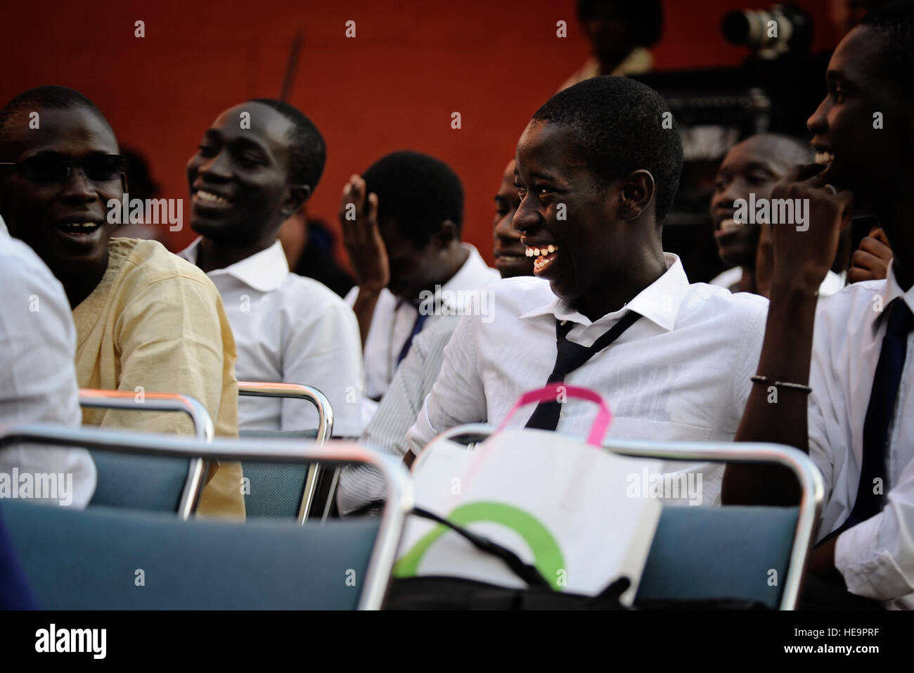 Ein Student an der örtlichen Universität lacht mit seinen Freunden in Dakar, Senegal, 13. Juni 2014, während eines Konzerts mit der US Air Force in Europa und Afrika Air Force Band. USAFE-AFAFRICA Flieger sind im Senegal für afrikanische Partnerschaft Flug, ein Programm zur Verbesserung der Kommunikation und Interoperabilität zwischen regionalen Partnern in Afrika. Die Band spielt mehrere Locations in der Umgebung, Kindern und Musikern durch die universelle Sprache der Musik zu begeistern.  Staff Sgt. Ryan Crane) Stockfoto