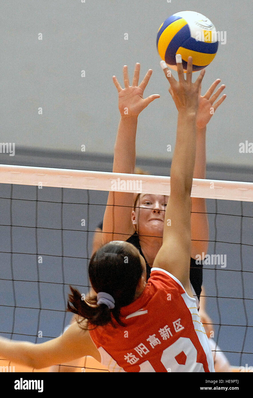 Ens Ashley Kins versucht, eine Aufnahme von 2nd Lt. Liu Xiaojing von China während der US-Frauen erste Volleyball-Spiel bei den Military World Games in Hyderabad, Indien zu blockieren.  Die US-Frauen fiel auf das chinesische Team in drei spielen, 25-15, 25: 11, 25-7.  Der Conseil Internationale du Sport Militaire Military World Games Event ist die größte Veranstaltung der internationalen militärischen Olympia-Stil in der Welt.  In diesem Jahr vierte Ausgabe der Spiele konkurrieren 103 Ländern und mehr als 5.000 Athleten Okt. 14 bis 21 in Boxen, Tauchen, Fußball, Handball, Judo, militärischer Fünfkampf, Fallschirmspringen, Segeln, shooti Stockfoto