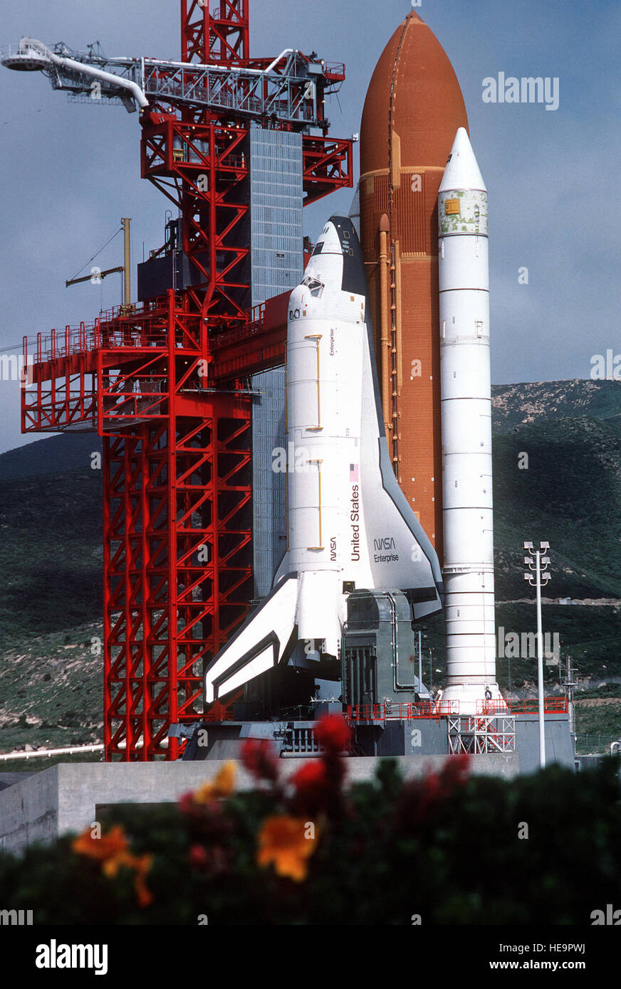 Ansicht des Space Shuttle Enterprise in Startposition auf dem Platz starten Komplex (SLC) #6, allgemein bekannt als "SLICK 6", bei den Ready to Launch-Kontrollen, Start-Verfahren zu überprüfen. Genaues Datum unbekannt erschossen Stockfoto