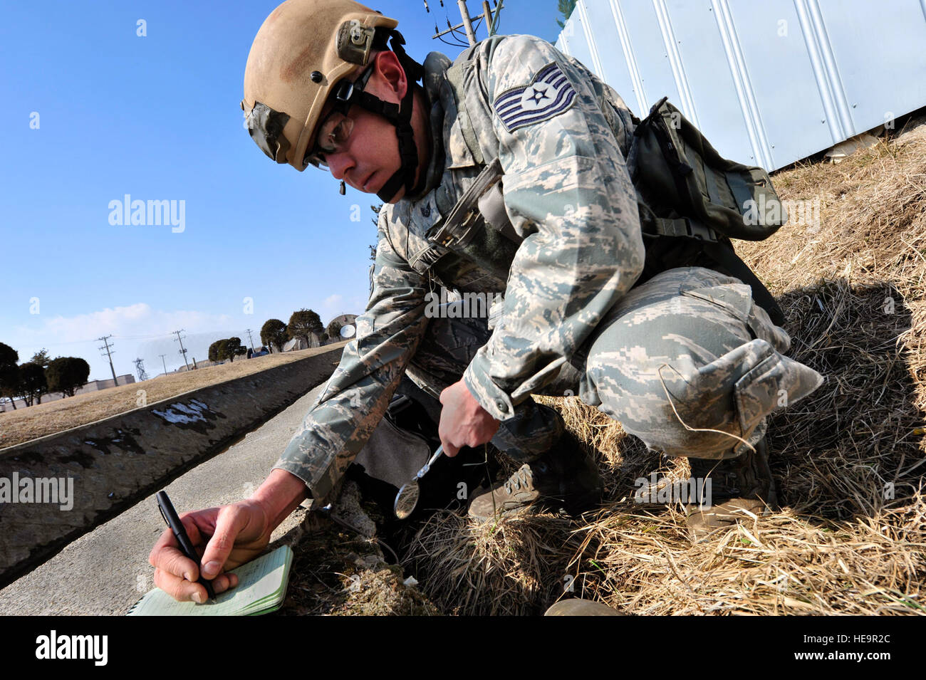 Techn. Sgt. Tobin Bryant, 51. Bauingenieur-Geschwader explosive Ordnance Entsorgung Flug Unteroffizier verantwortlich, zeichnet Informationen über ein Blindgänger in eine Übung auf Osan Air Base, Südkorea, 21. Februar 2013. Informationen wurde dann zur EOD-Datenbanken, um das richtige Protokoll zur Entsorgung bestimmen verweisen. Airman 1st Class Alexis Siekert) Stockfoto