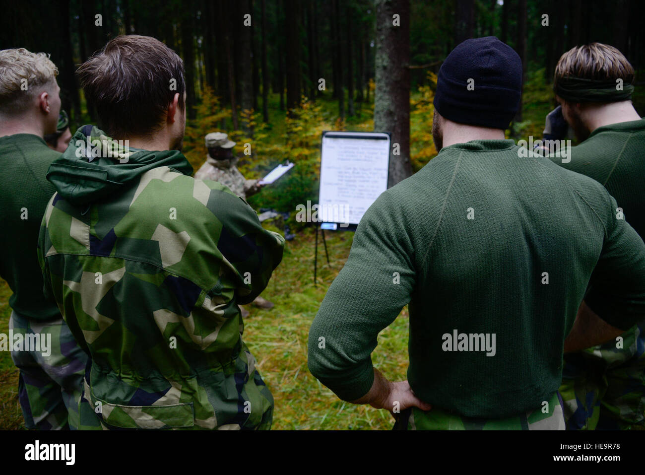 US Armee Sgt. Stephen Domfe (hinten Mitte), 2. Signal Brigade, 5. Signal Befehl zugewiesen Slips schwedische Soldaten bevor sie ein Feld sinnvoll Antenne als Teil der Europäischen besten Sniper Squad Wettbewerb bei der 7. Armee Ausbildung des Befehls, Truppenübungsplatz Grafenwöhr konstruieren, Bayern, Deutschland, 25. Oktober 2016. Die beste Sniper Squad Europapokal ist ein Army Europe-Wettbewerb herausfordernde Militärs aus in ganz Europa zu konkurrieren und verbessern die Zusammenarbeit mit Verbündeten und Partnerstaaten.  SPC. Emily Houdershieldt) Stockfoto