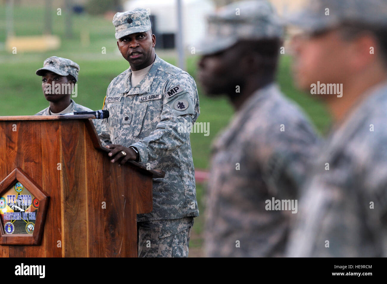 GUANTANAMO BAY auf Kuba – Armee Oberstleutnant Alexander Conyers, 525th Military Police Battalion Commander spricht während der Einheit Änderung der Befehl Zeremonie am Bulkeley Field Joint Task Force Guantanamo 4. Juni 2010. 193. Gesellschaft MP ist verantwortlich für einen Teil der Wache Aufgaben in JTF Guantanamo. JTF Guantanamo führt sicher, humane, rechtliche und transparente Pflege und Obhut der Gefangenen, einschließlich der Militärkommission und die verurteilten bestellt von einem Gericht freigegeben. Die JTF führt Intelligenzansammlung, Analyse und Verbreitung für den Schutz von Insassen und Personal Stockfoto