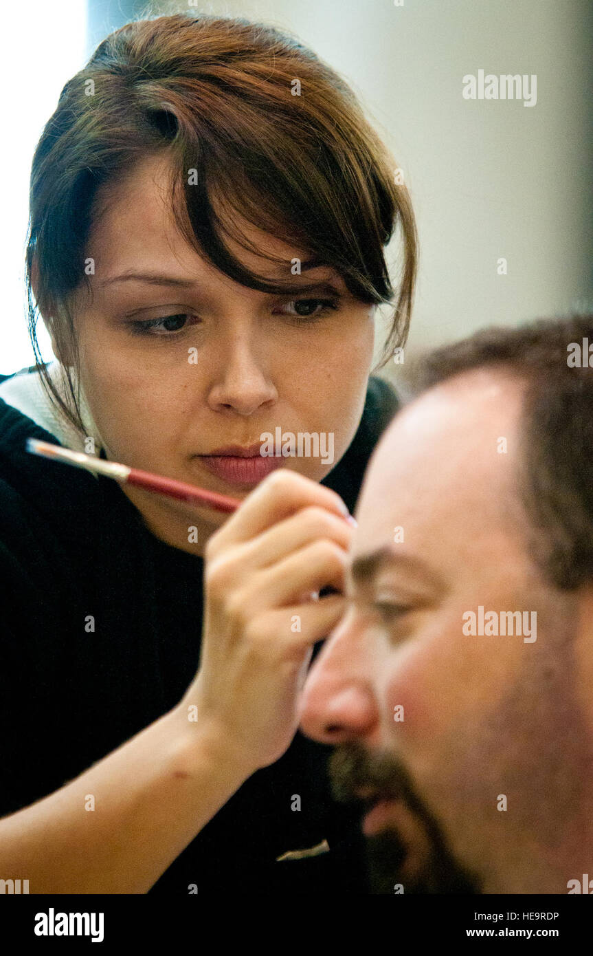 Kelli Morris, eine Fremdfirma für das US Department of Homeland Security, gilt Moulage Make-up für Lee Hyman, ein Kopf Platzwunde in Vorbereitung für Erdbebenhilfe Übungen statt 18. Mai 2011, bei der Kentucky Air National Guard Base in Louisville, Kentucky zu simulieren Die Übungen wurden entwickelt, um die Fähigkeit des Department of Veterans Affairs und der Kentucky Air Guard, medizinische Versorgung nach einem großen Erdbeben entlang der New Madrid Bruchlinie testen.  Major Dale Greer) Stockfoto