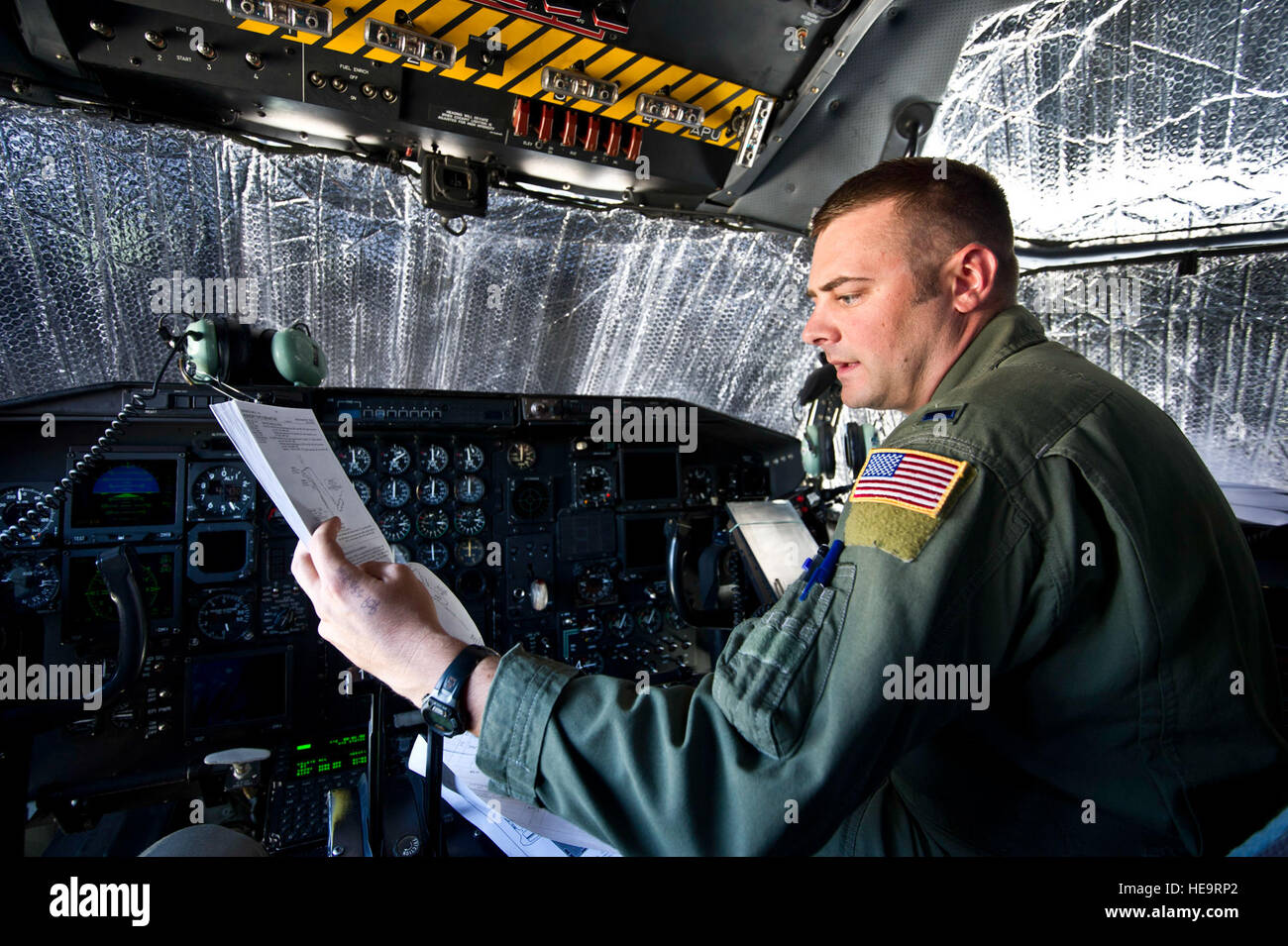 US Air Force 1st Lt. Matthew Fenton, eine c-130-Co-Pilot aus dem 731st Airlift Squadron, Peterson AFB, Colorado, Bewertungen Start-und Landebahn Karten mit anderen Crew-Mitglieder vor dem Start von Nevada Air National Guard Base Reno am 19. Juni 2012 während der Übung GLOBAL MEDIC 2012.  Übung GLOBAL MEDIC 2012 ist eine jährliche gemeinsame Feld Trainingsübung für Theater aeromedical Evakuierungssysteme und Boden medizinische Komponenten entwickelt, um alle Aspekte der medizinischen Kampfunterstützung zu replizieren.  Techn. Sgt Erica J. Knight Stockfoto