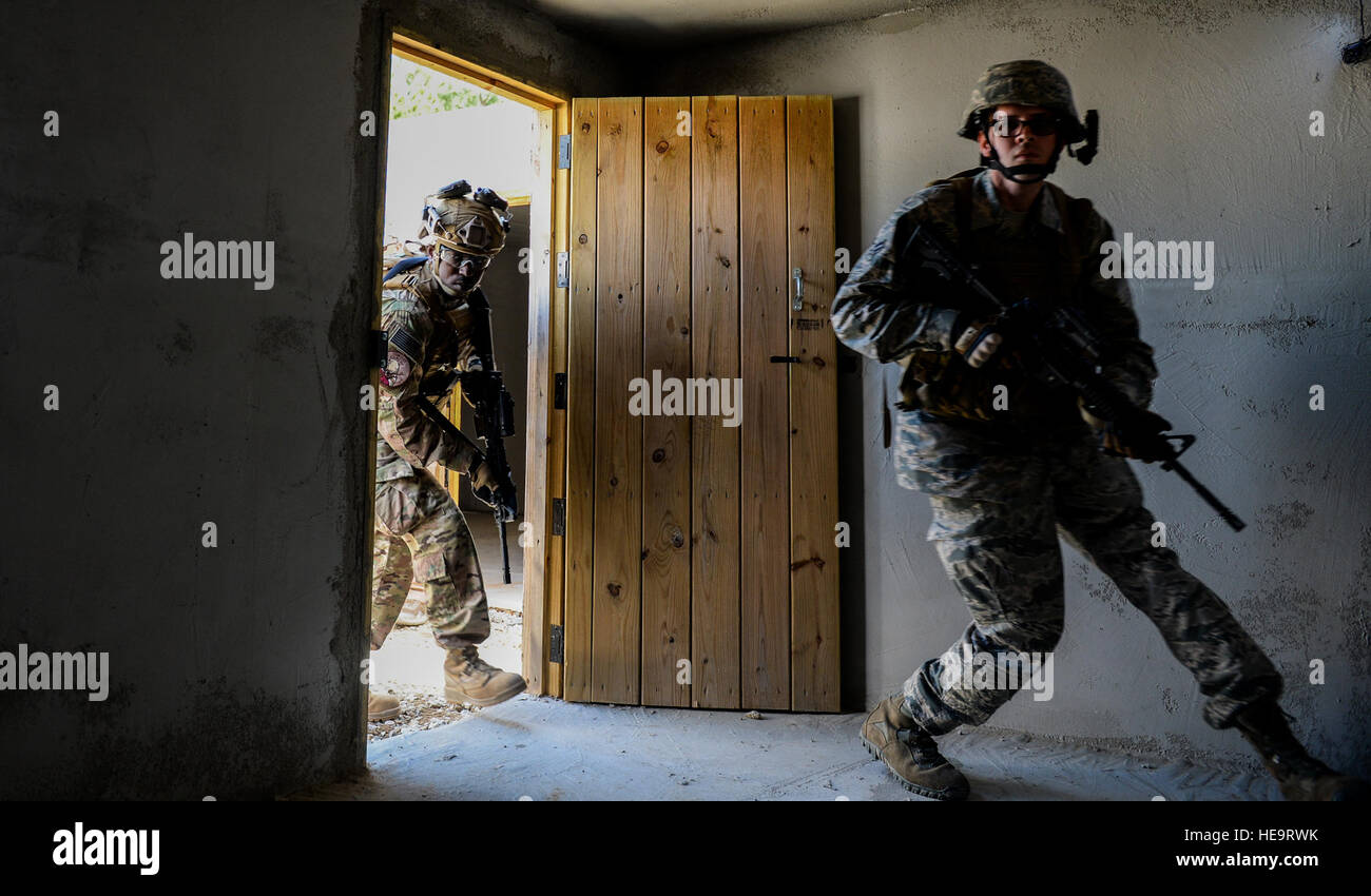 US Air Force Airman 1. Klasse Francisco Melendez-Espinoza, 3. Kampf Kamera Geschwader gegen Sender und US Air Force Staff Sgt Larry Reid, 1. CTCS aerial combat Fotojournalist, Manöver Sturm ein Zimmer im Rahmen enger Viertel Kampf Ausbildung während der Skorpion Objektiv 2016 in Fort Jackson, S.C., 5. März 2016. Übung Scorpion Objektiv 2016 ist eine jährliche Fähigkeit zu überleben und Operate Training Evolution durch Luftwaffe 3N0XX Job Qualifikationsstandards (3N0XX AFJQS) beauftragt. Die Ausbildung soll Refresher Ausbildung zu bekämpfen Kamera Personal aller Ränge und Schwierigkeitsgrade i bieten Stockfoto