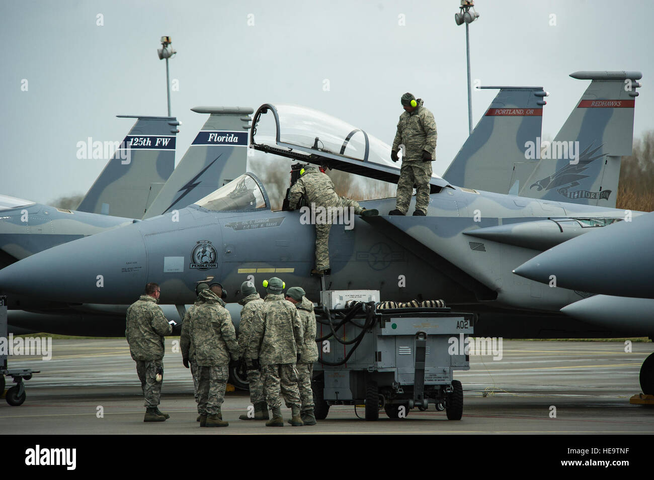 Ein Theater-Sicherheitspaket von F - 15C Adler, 159. Expeditionary Kämpfer-Geschwader zugewiesen parkt an der Flightline auf Leeuwarden Air Base, Niederlande, 1. April 2015. Die f-15 s von Florida und Oregon Air National Guard werden eingesetzt, als die ersten nach Europa immer ANG TSP hier. Diese f-15 wird Ausbildung neben unseren NATO-Verbündeten, um Interoperabilität zu stärken und US-Engagement für die Sicherheit und Stabilität in Europa durchführen.  Staff Sgt. Ryan Crane) Stockfoto