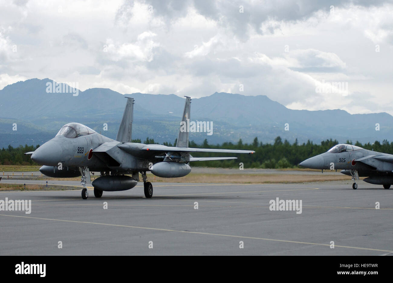 Japan Air Self Defense Force (JASDF) F-15J Eagle Kämpfer Flugzeuge in Taxi in Elmendorf Air Force Base (AFB), Alaska (AK), nach der Rückkehr von einer Trainingsmission während der Teilnahme an der Übung COOPERATIVE bewältigen Donner, die größten multinationalen Luft combat Trainingsübung im Pazifik. Dieser 15-Tage-Übung simuliert Kriegszeit Kampfbedingungen, damit Soldaten aus 12 Nationen schärfen Sie ihre Kampffähigkeiten Luft, Austausch von Luft Einsatztaktik und engere Beziehungen zu einander zu bauen können. Stockfoto