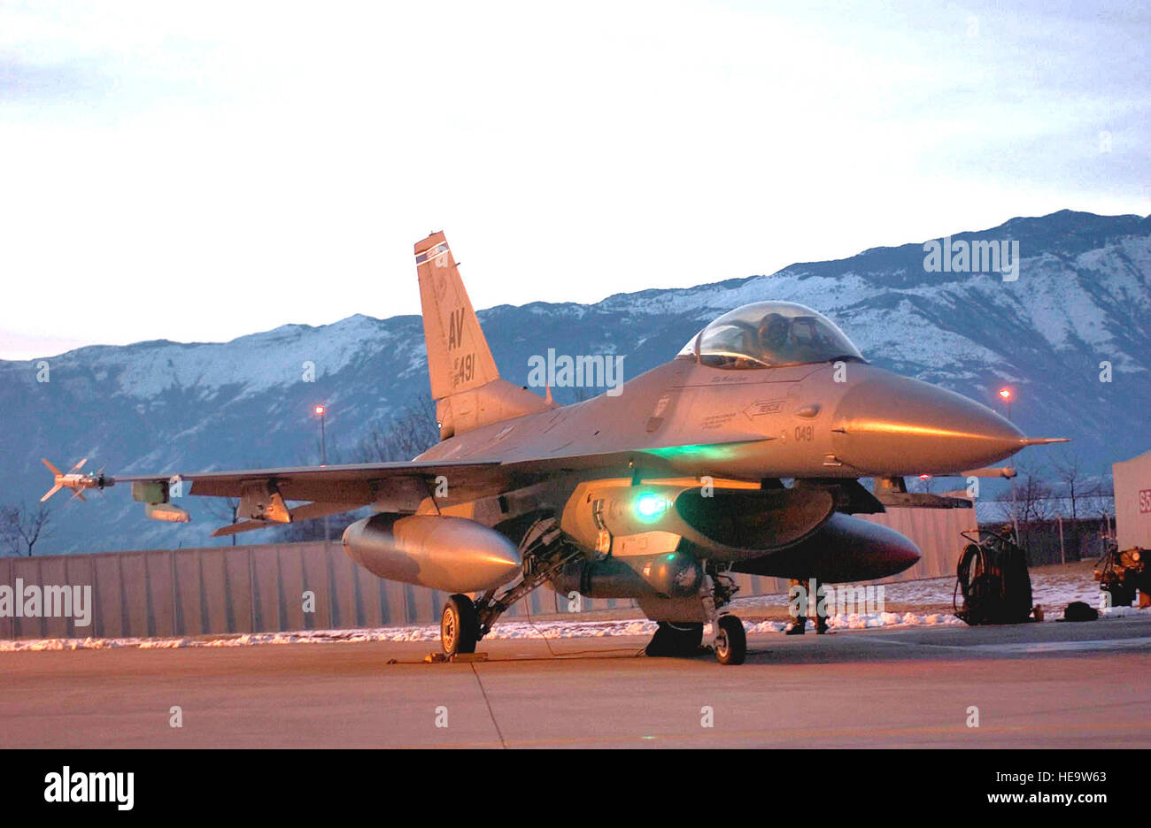 AVIANO AIR BASE Italien--Eine f-16 Fighting Falcon ist startbereit, nach fast sechs Zoll Schnee hier 21 Februar angesammelt.  Bereich im Durchschnitt weniger als vier Zoll Schneefall pro Jahr; der letzte Schneefall wurde im Dezember 2001.   Master Sergeant John E. Lasky) Stockfoto